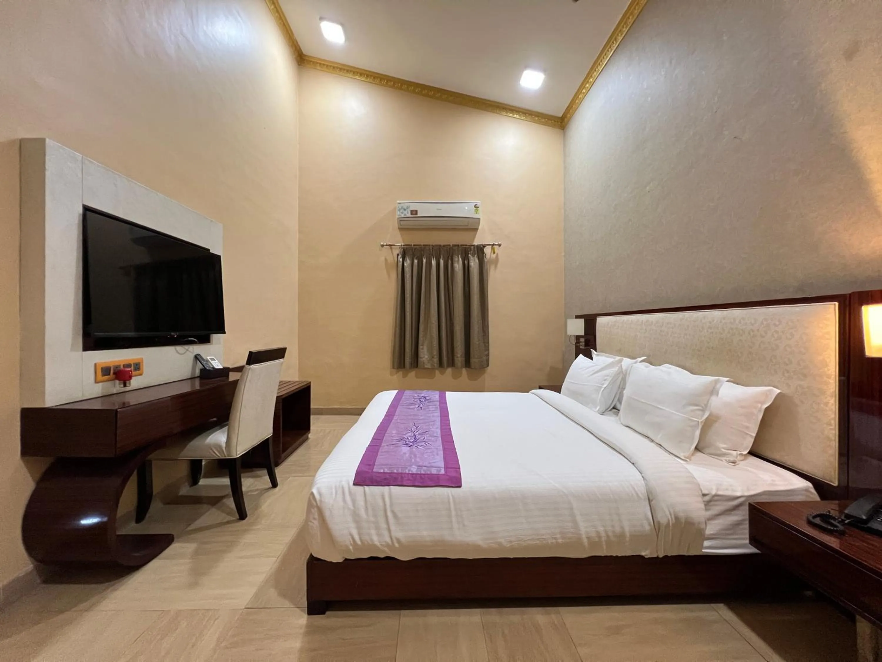 Bed in Aayush Resort Karjat