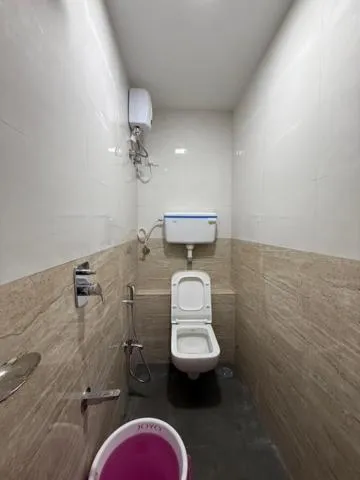 Toilet in Hotel Marine Line Near Churchgate