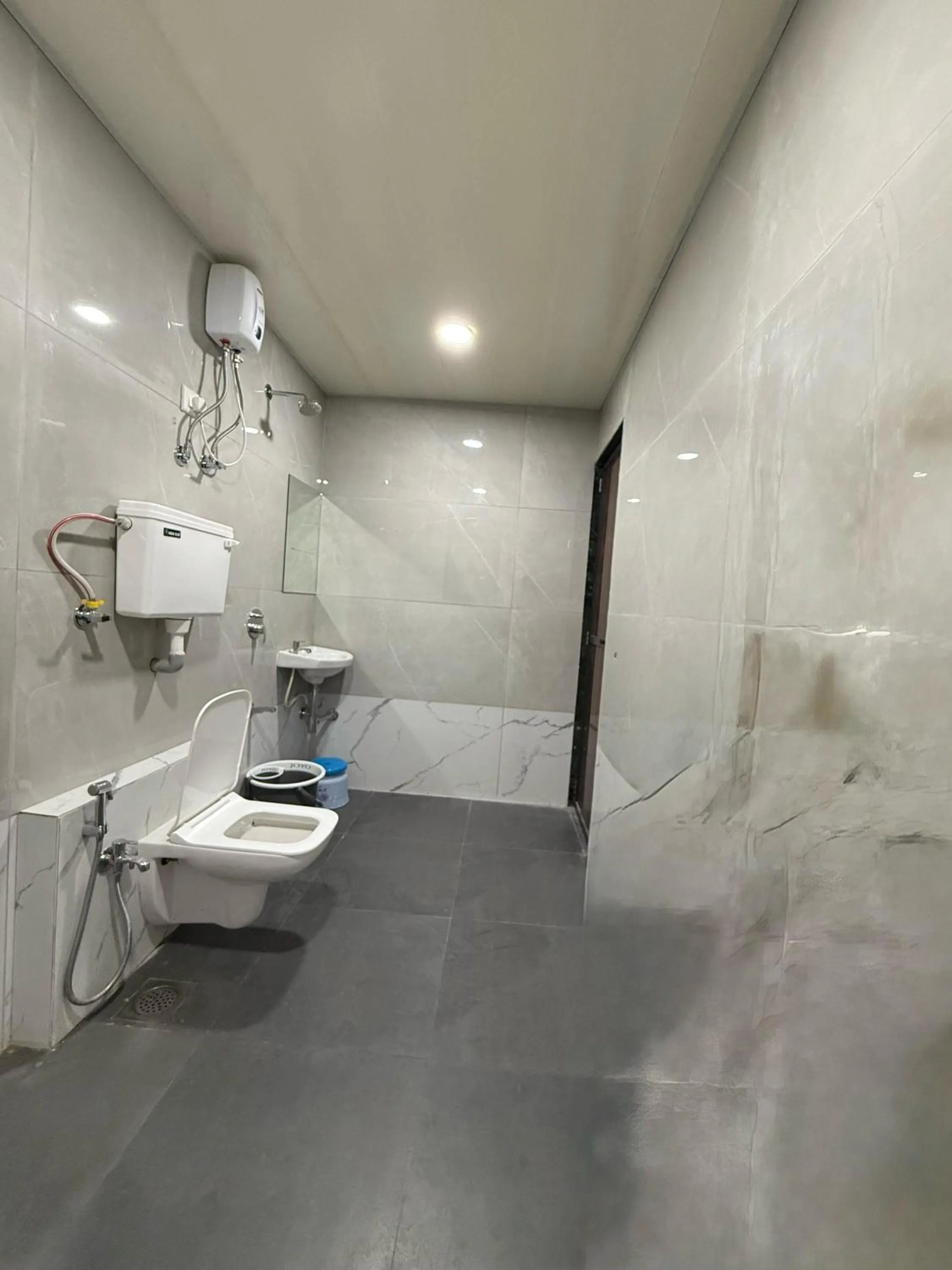Shower in Hotel Marine Line Near Churchgate