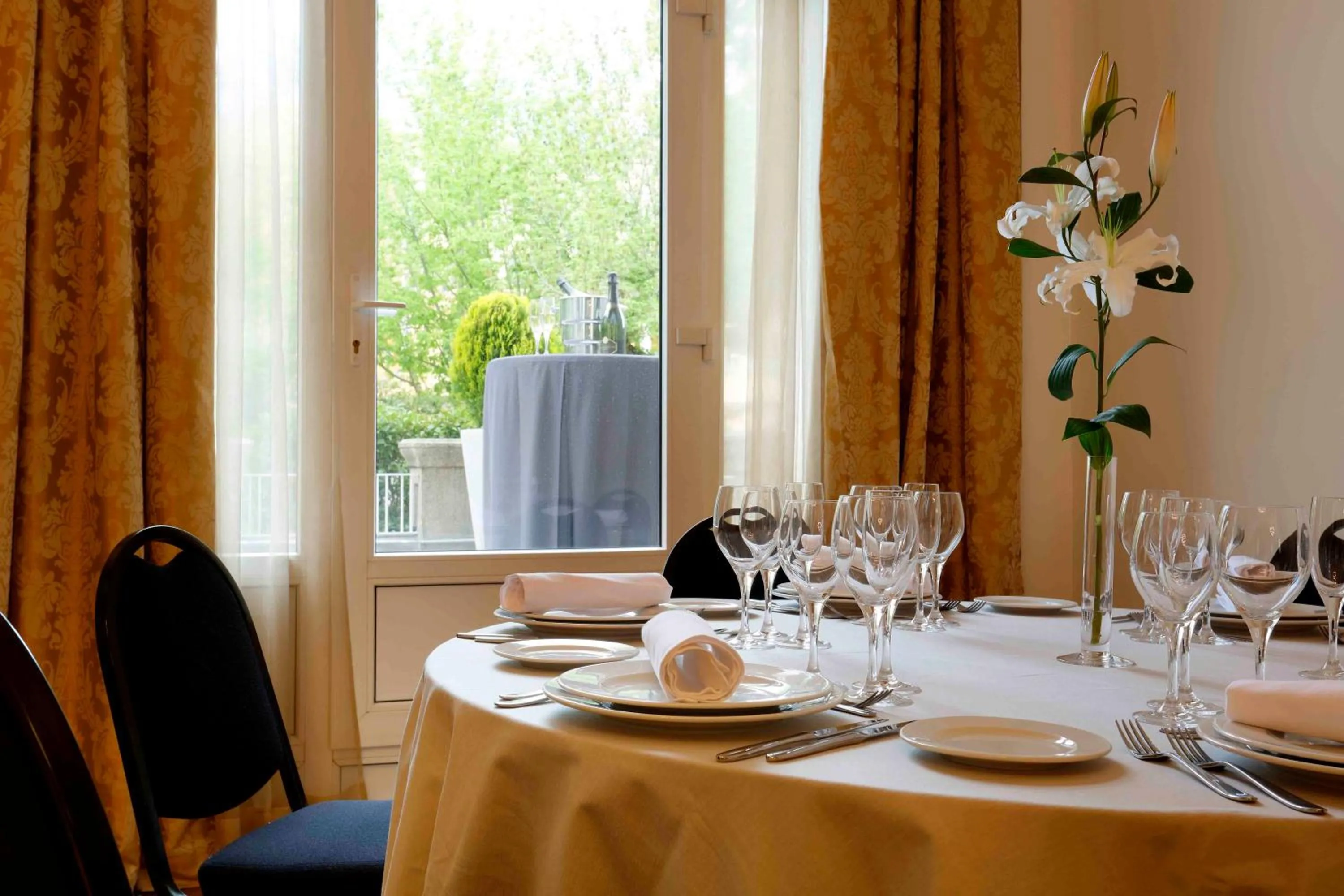 Restaurant/places to eat in Exe Victoria Palace