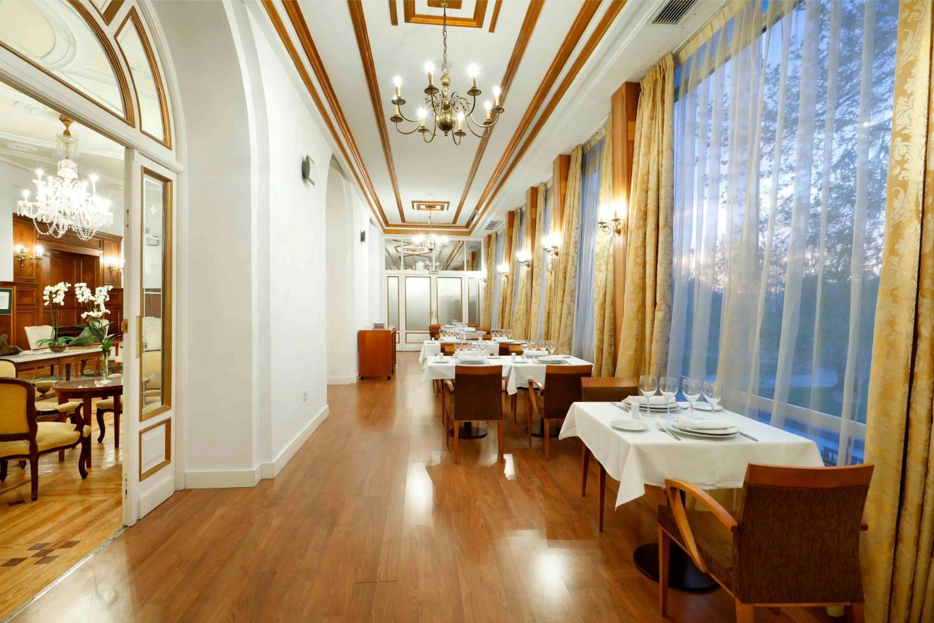 Restaurant/places to eat in Exe Victoria Palace