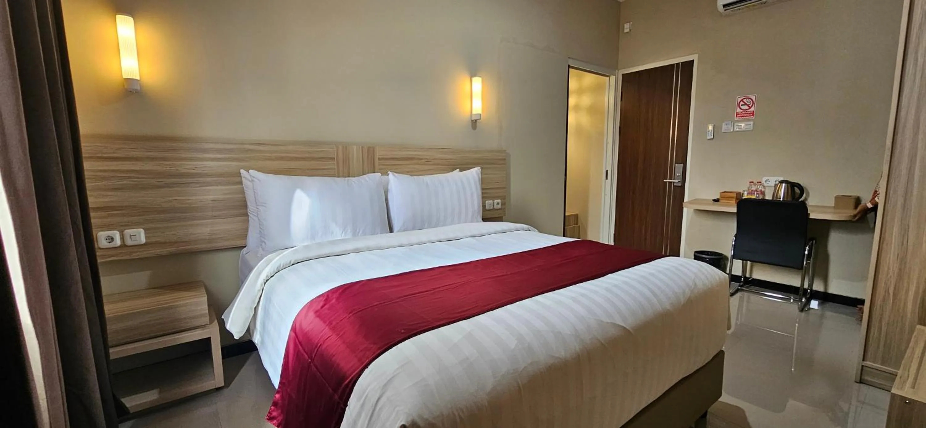 Bed in Sunflower Hotel Syariah near Juanda Airport