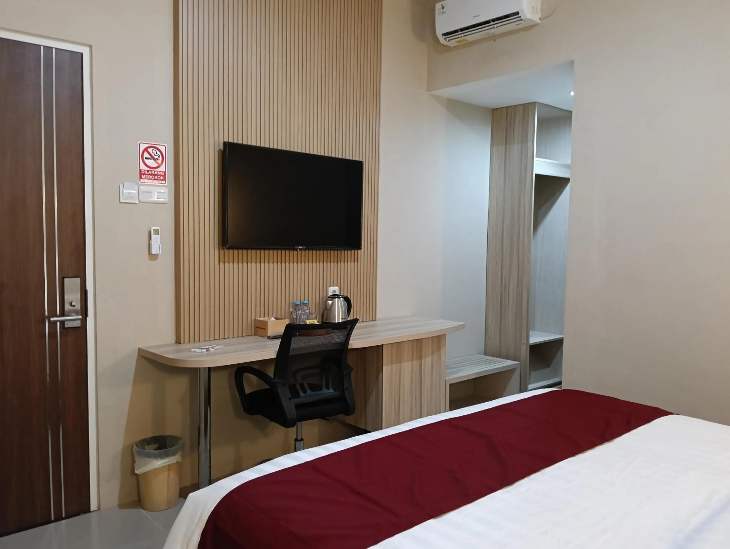 Bed in Sunflower Hotel Syariah near Juanda Airport