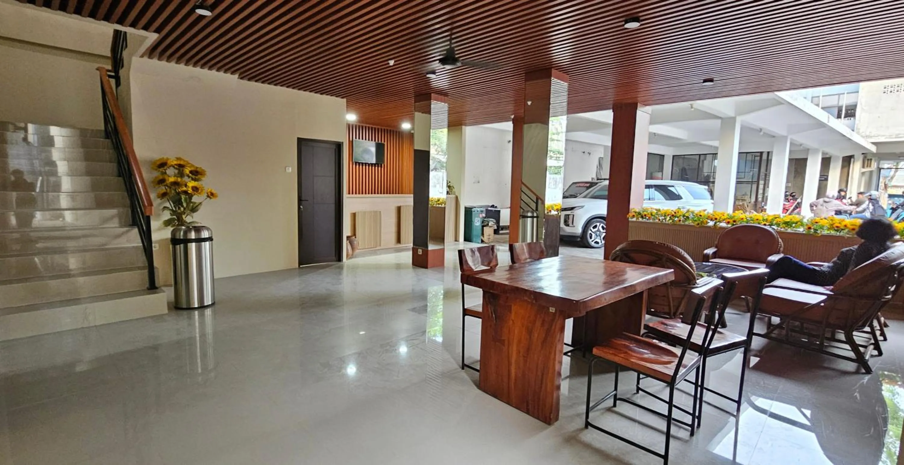 Communal lounge/ TV room in Sunflower Hotel Syariah near Juanda Airport