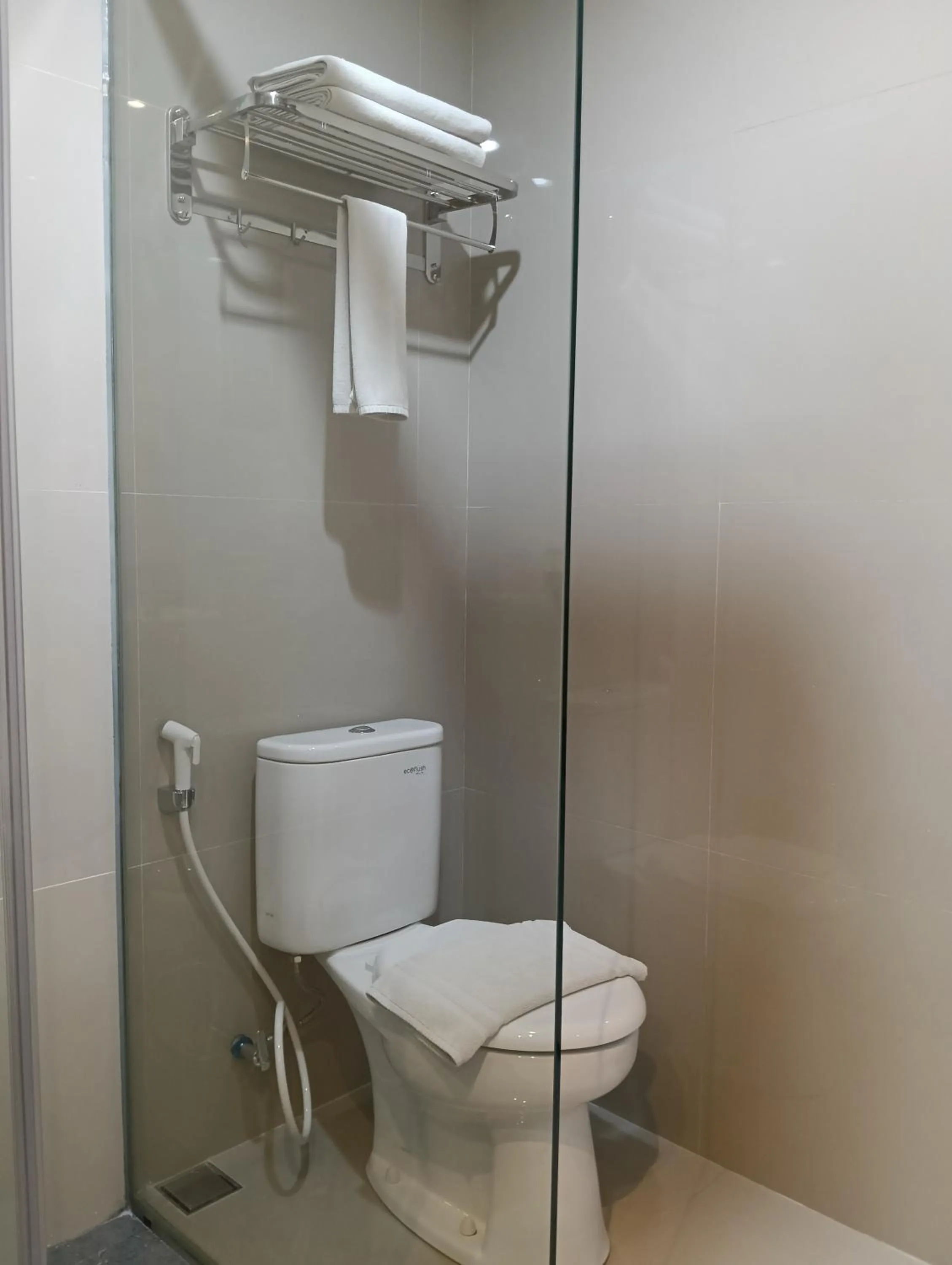 Toilet in Sunflower Hotel Syariah near Juanda Airport