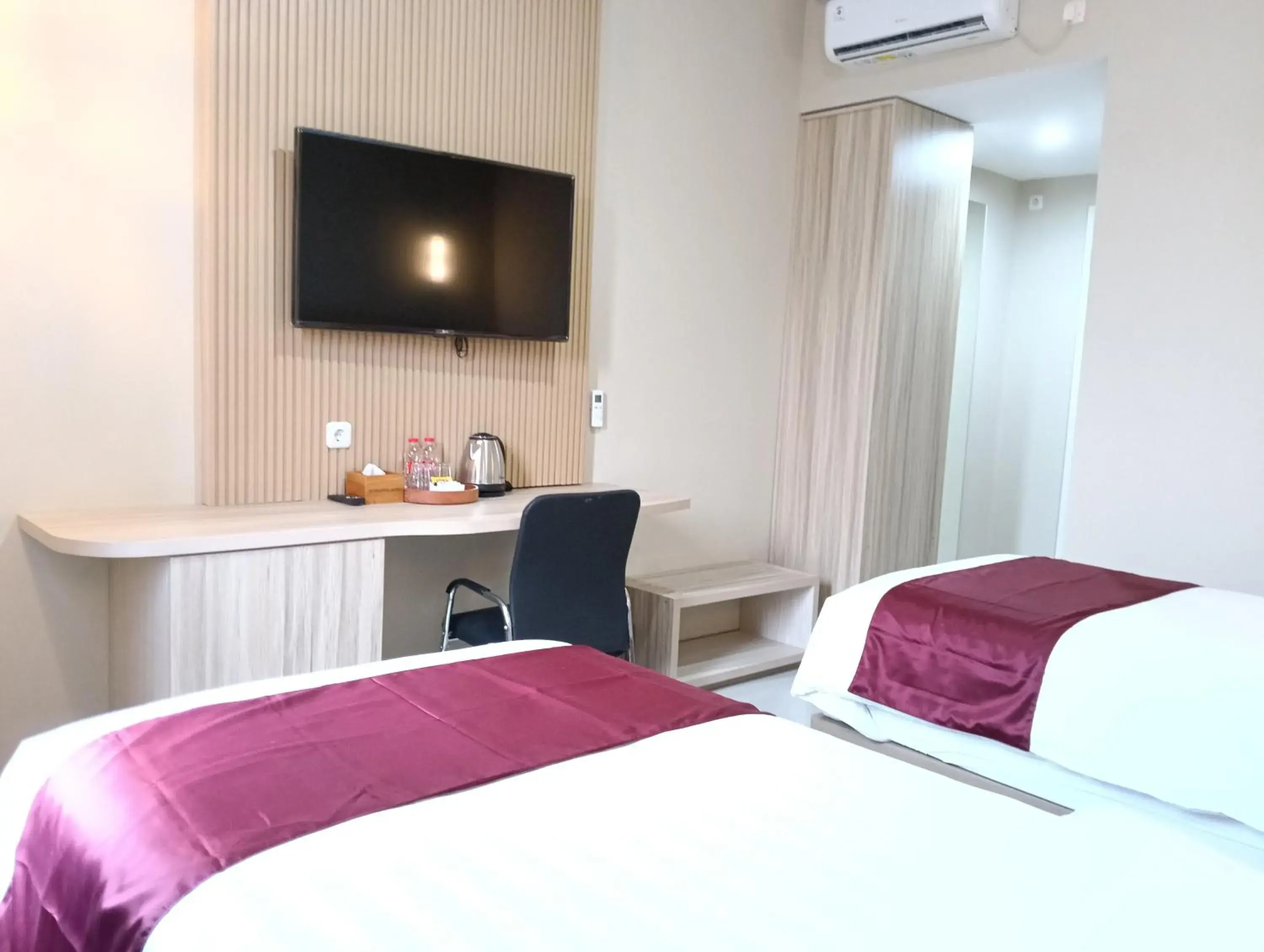 Deluxe Twin Room in Sunflower Hotel Syariah near Juanda Airport Deluxe Twin Room in Sunflower Hotel Syariah near Juanda Airport
