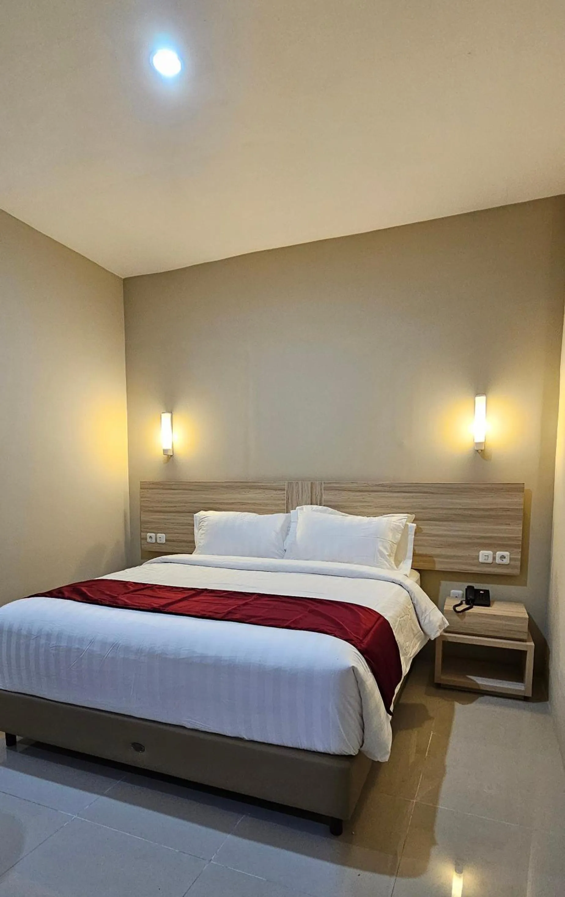 Bed in Sunflower Hotel Syariah near Juanda Airport