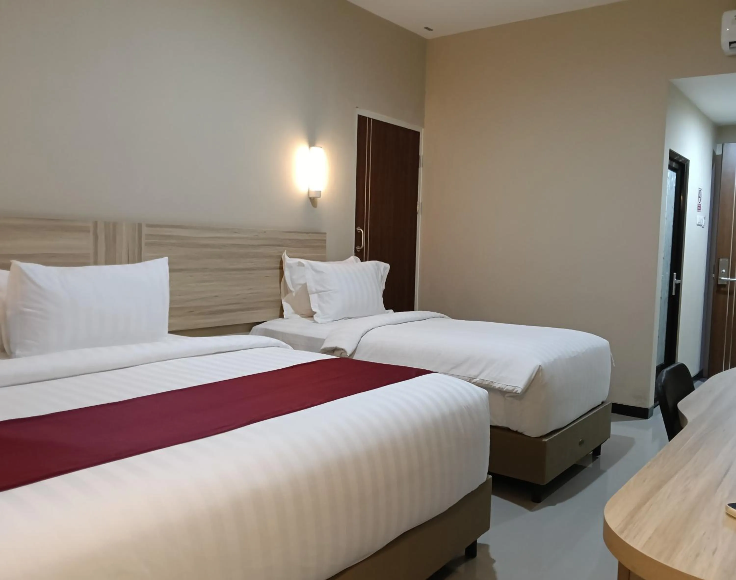 Bed in Sunflower Hotel Syariah near Juanda Airport