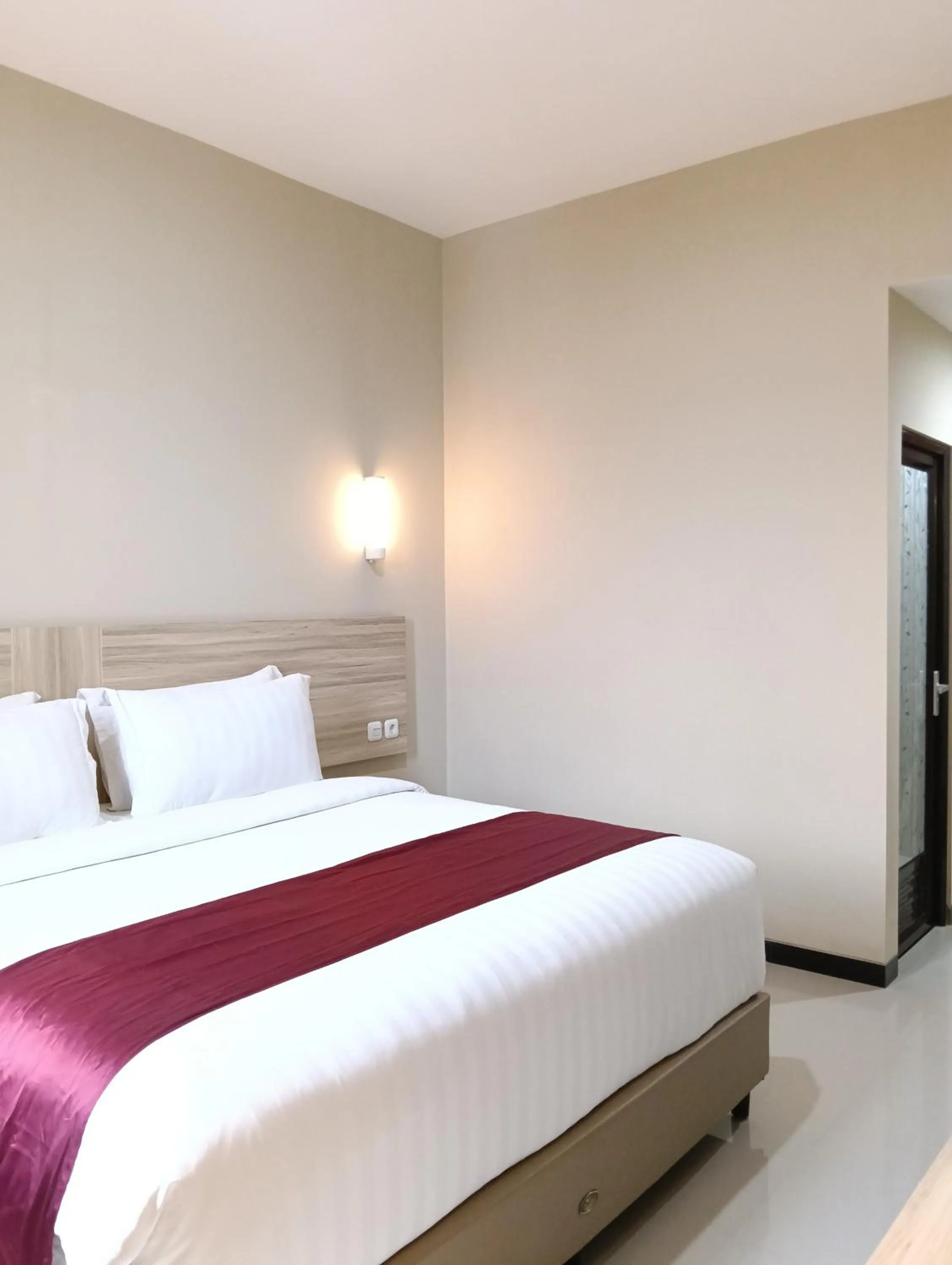 Bed in Sunflower Hotel Syariah near Juanda Airport