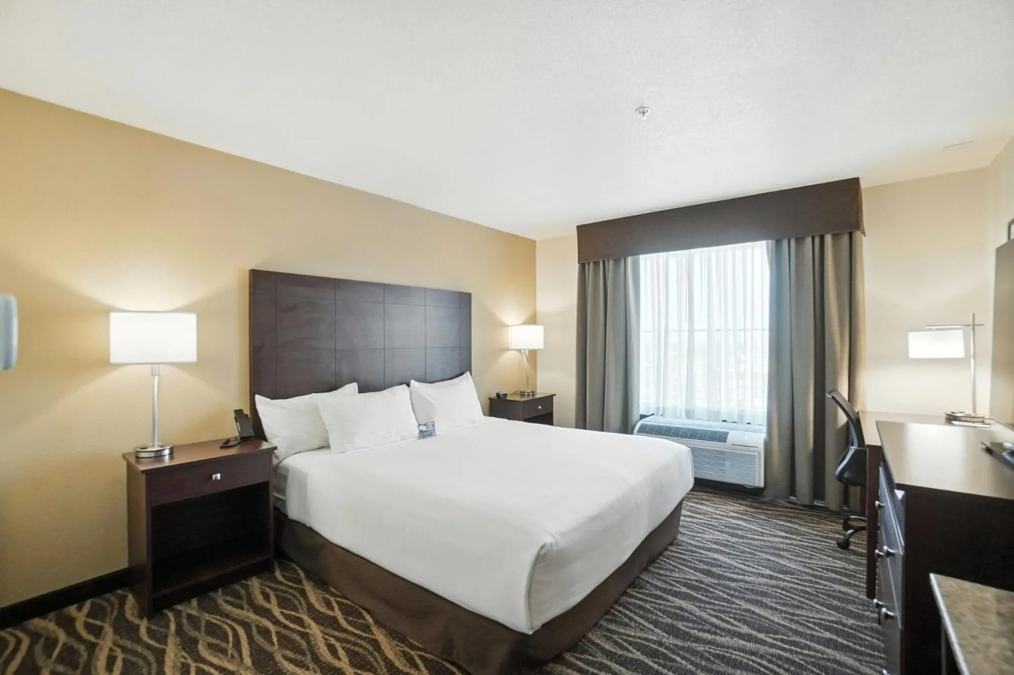 Bedroom, Bed in Cobblestone Hotel & Suites - Bellefontaine