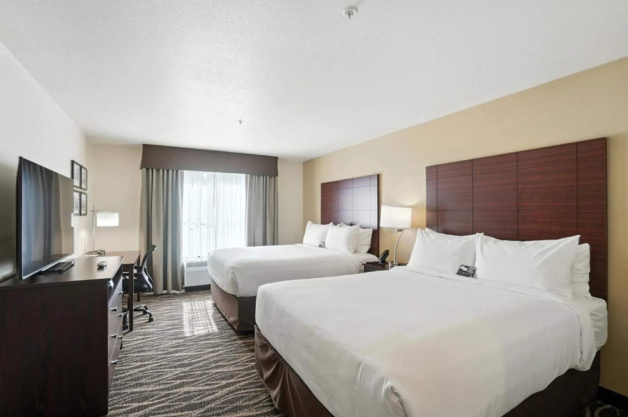Bedroom, Bed in Cobblestone Hotel & Suites - Bellefontaine
