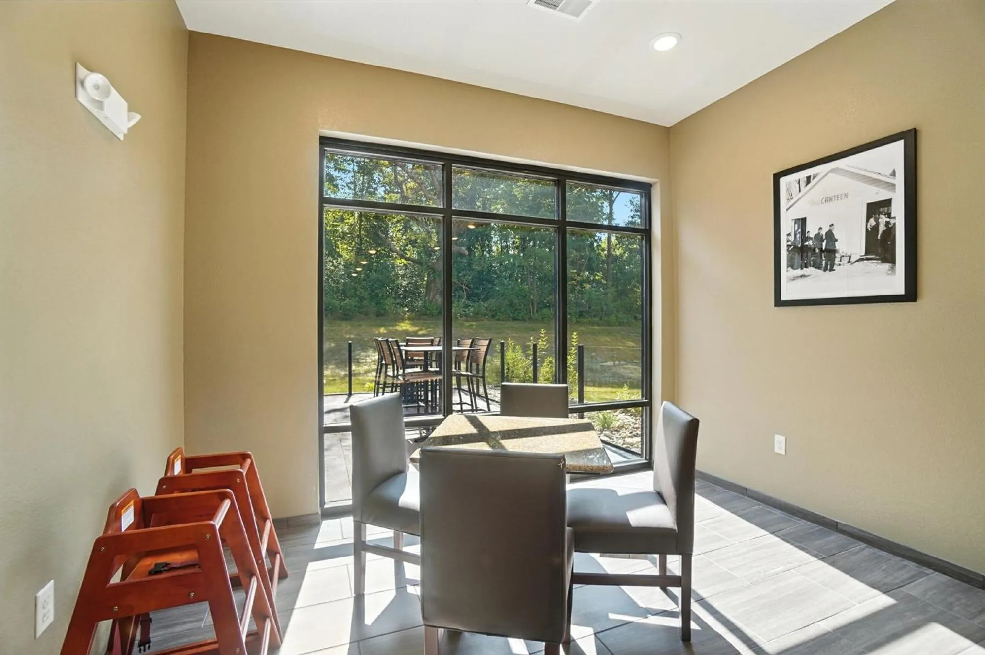 Lounge or bar in Cobblestone Hotel & Suites - Bellefontaine