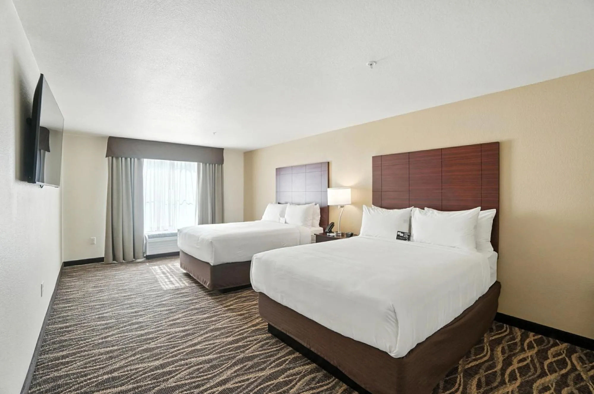 Bedroom, Bed in Cobblestone Hotel & Suites - Bellefontaine