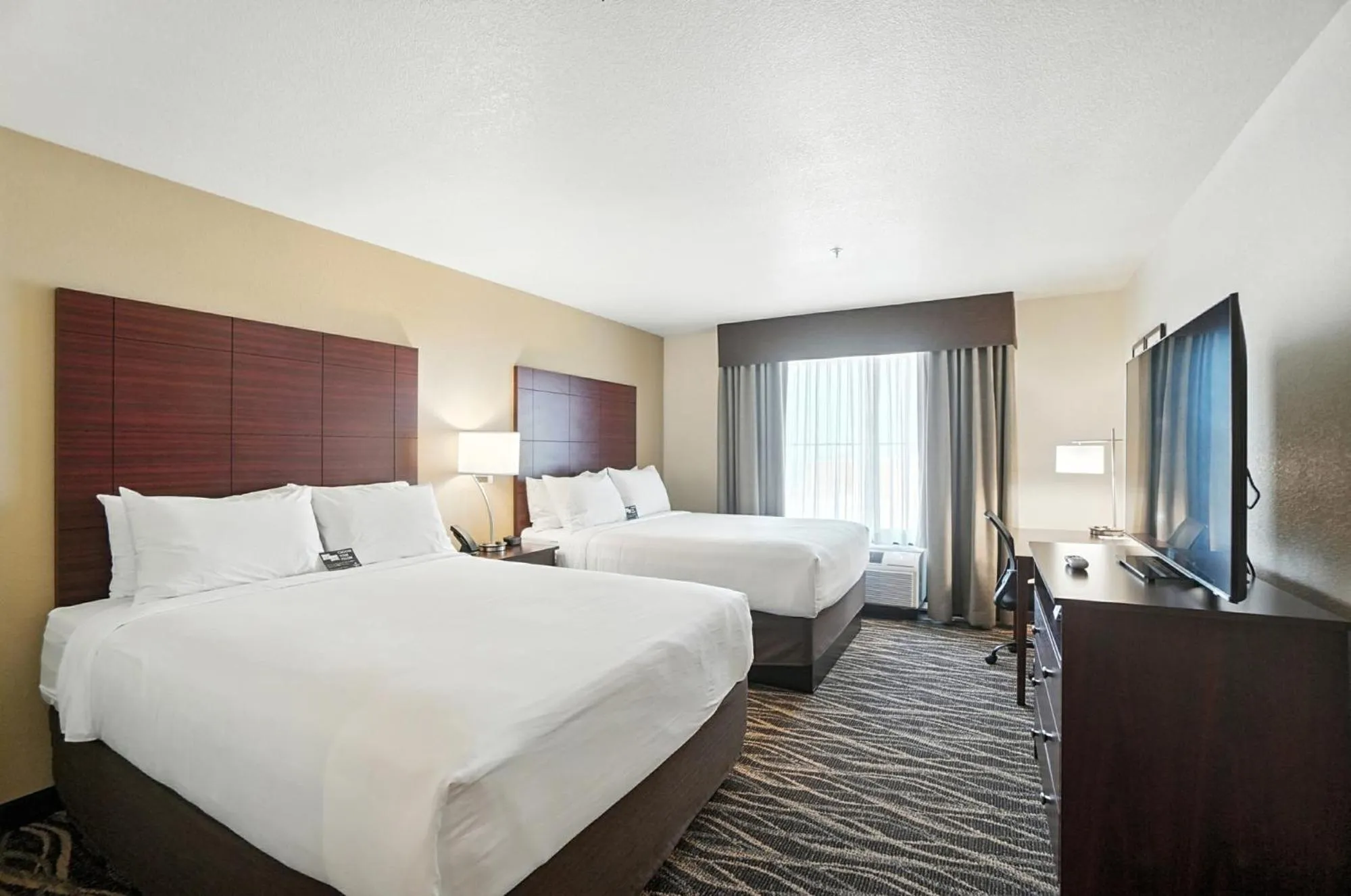 Bedroom, Bed in Cobblestone Hotel & Suites - Bellefontaine