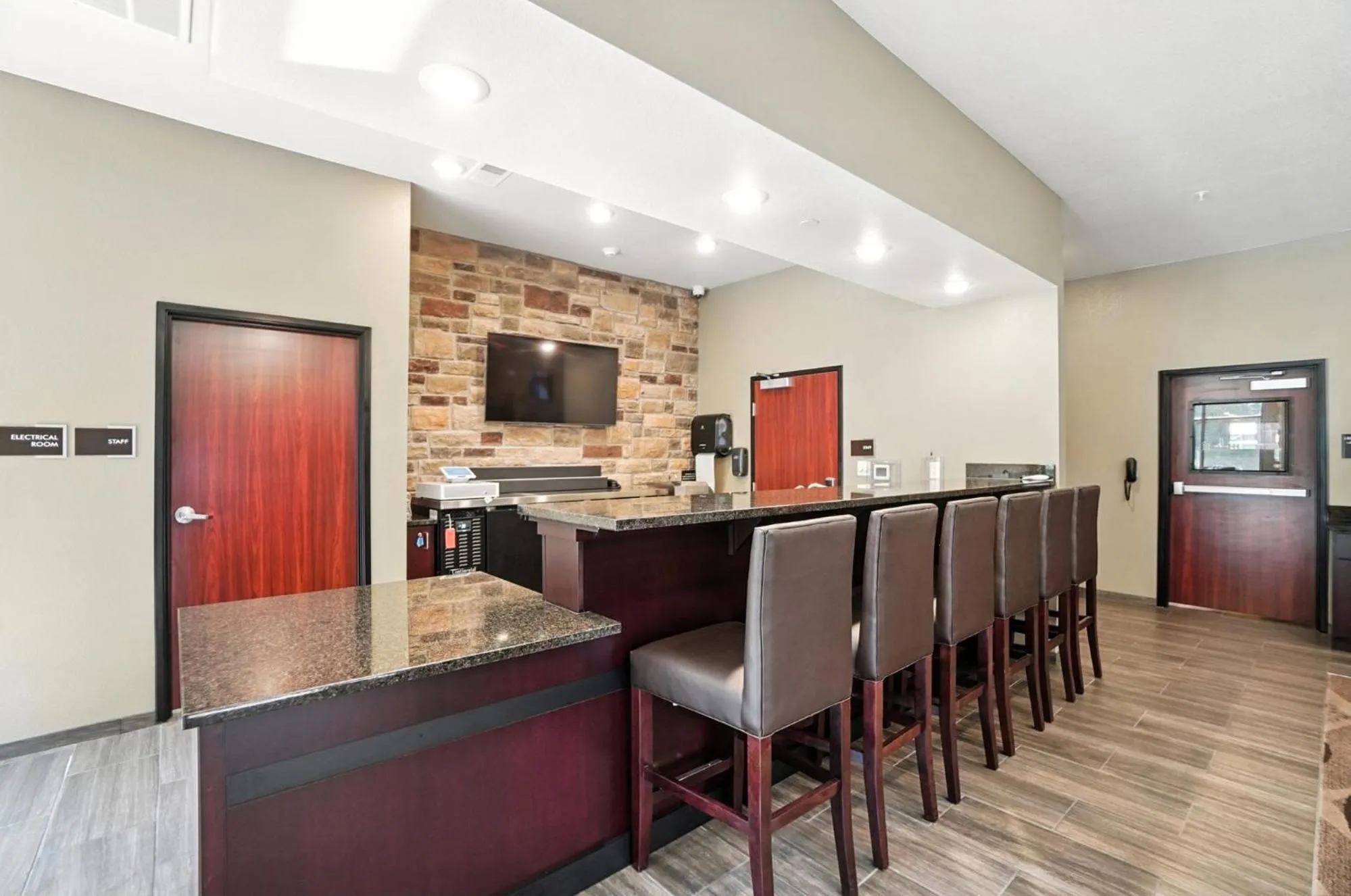 Lounge or bar in Cobblestone Hotel & Suites - Bellefontaine