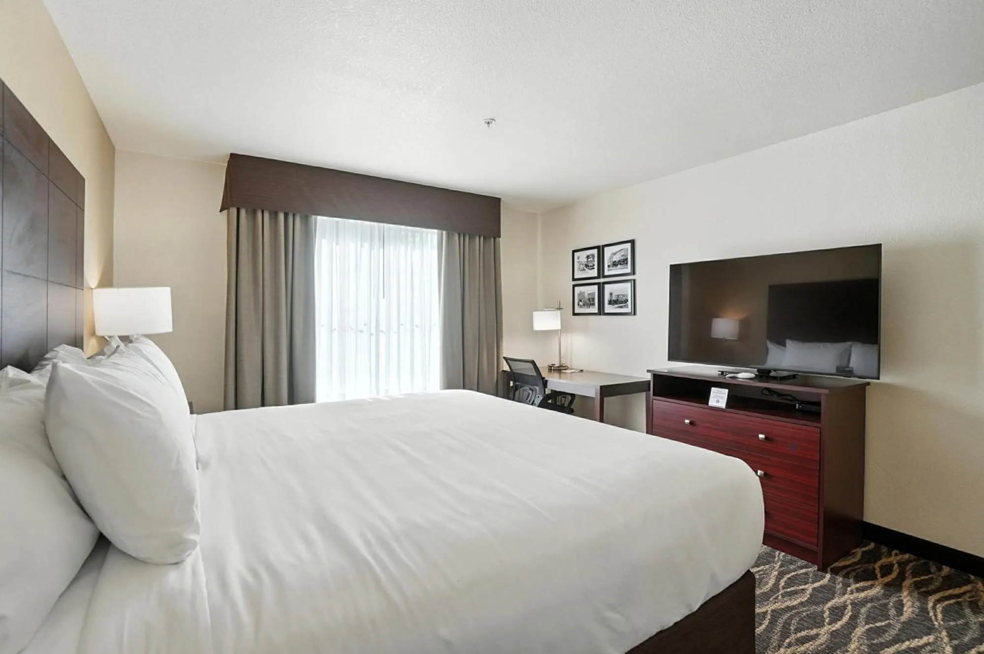Bedroom, Bed in Cobblestone Hotel & Suites - Bellefontaine