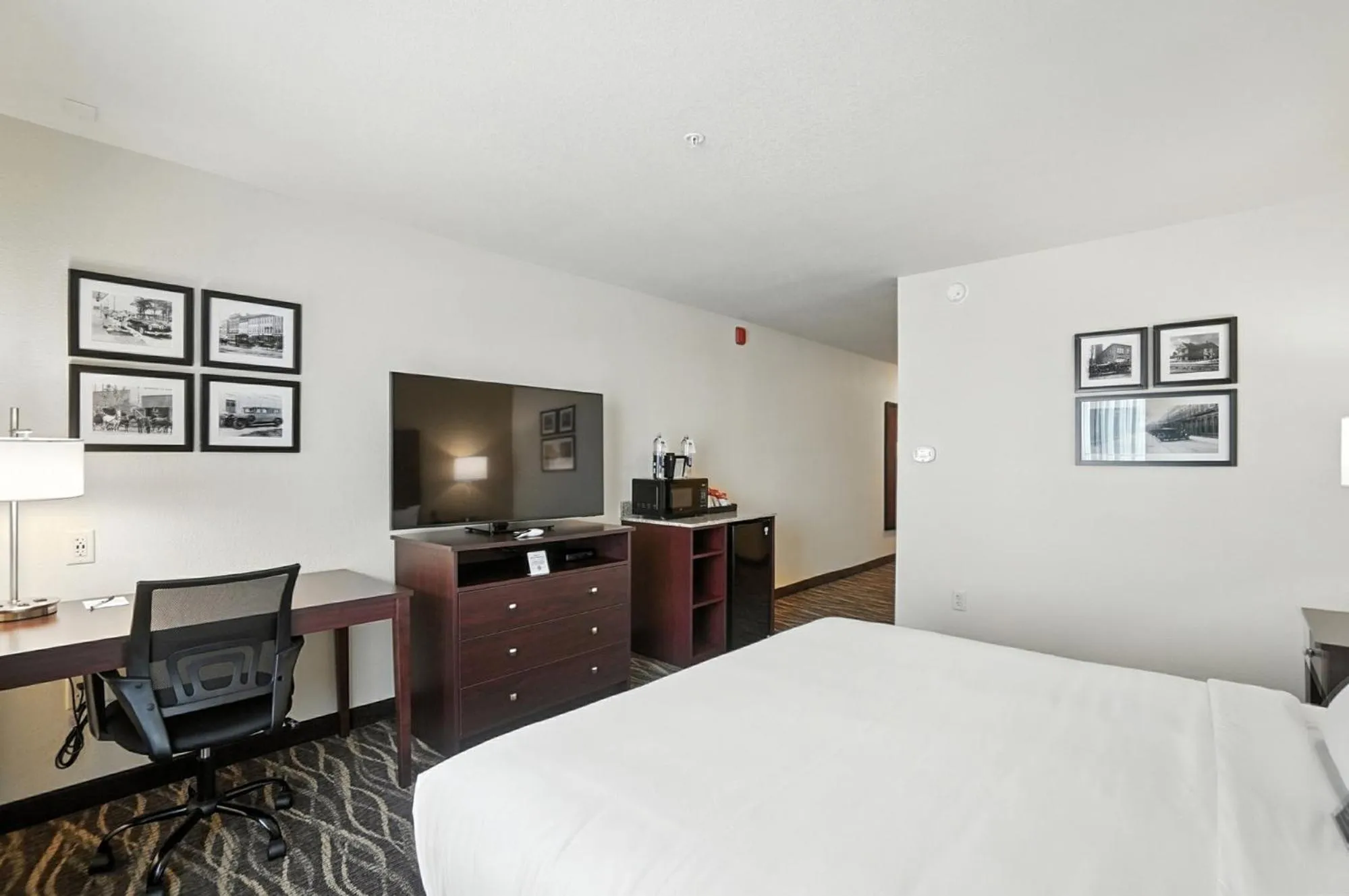 Bedroom, Bed in Cobblestone Hotel & Suites - Bellefontaine