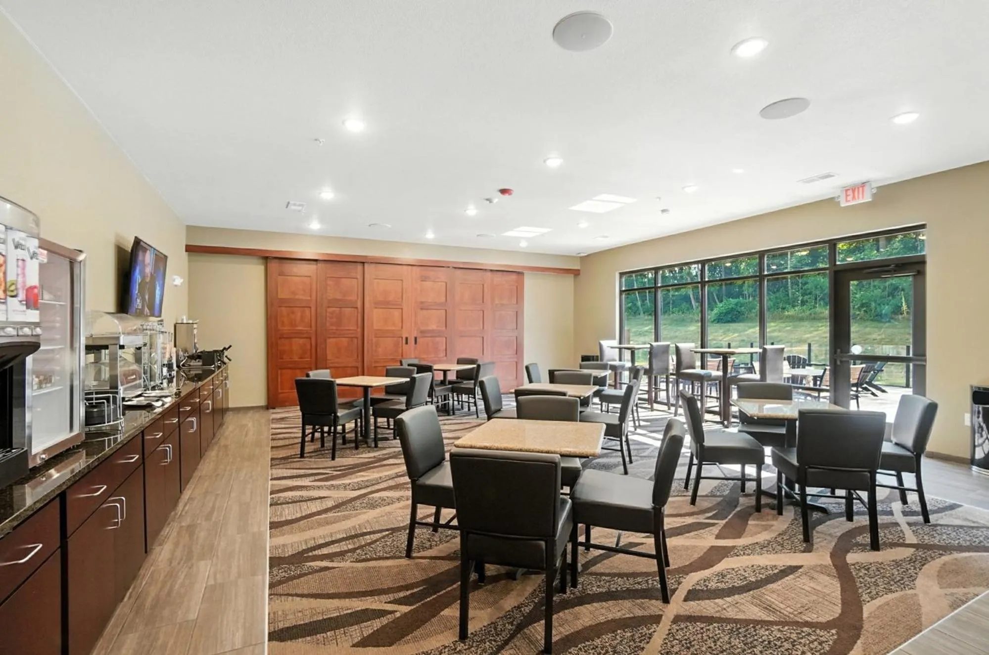 Breakfast in Cobblestone Hotel & Suites - Bellefontaine