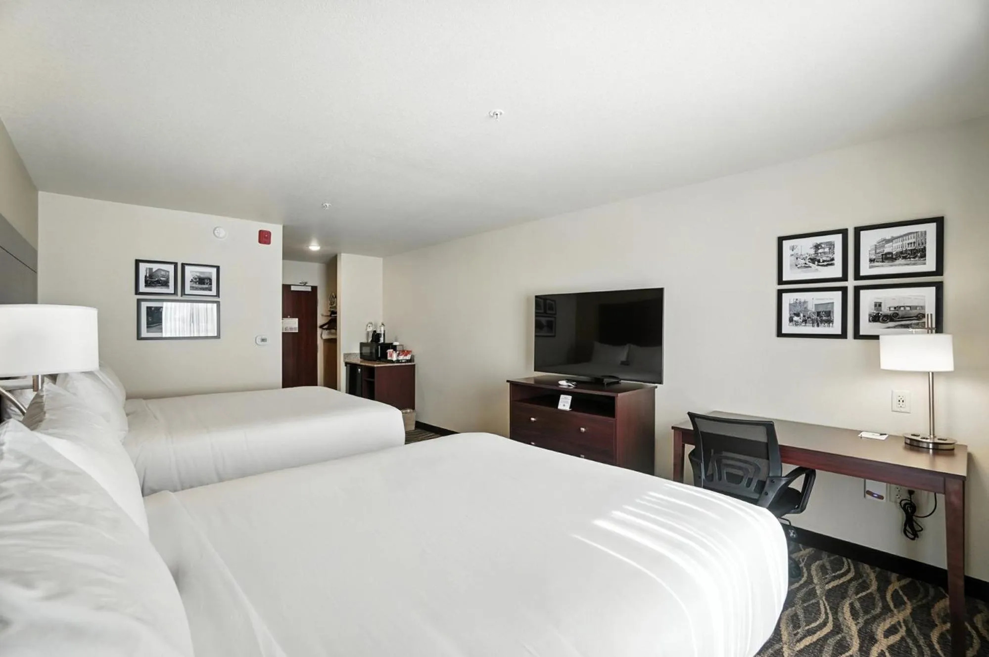 Bedroom, Bed in Cobblestone Hotel & Suites - Bellefontaine