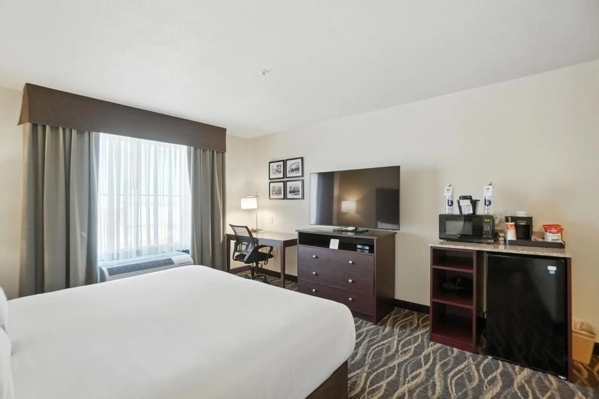 Bedroom, Bed in Cobblestone Hotel & Suites - Bellefontaine