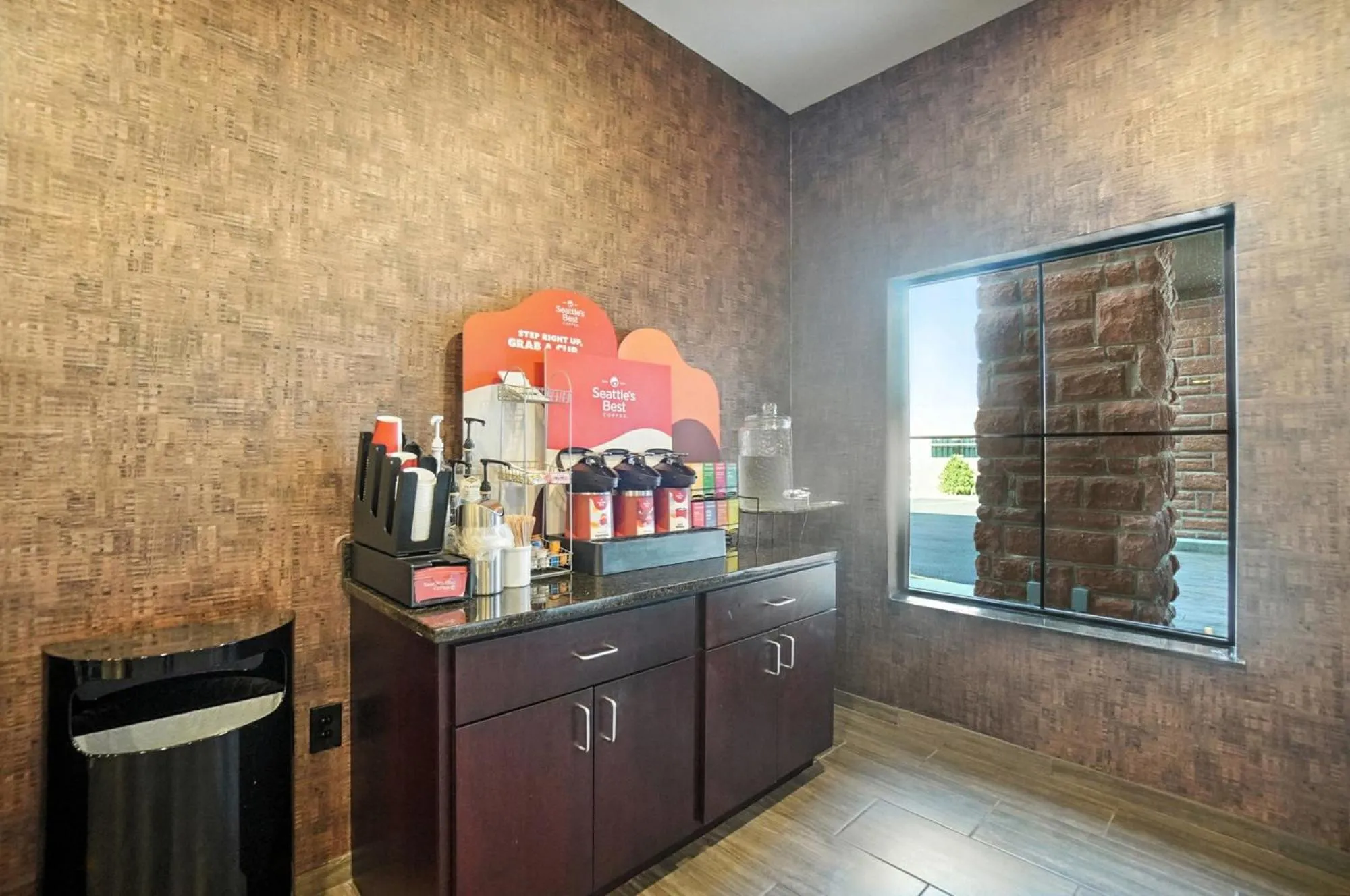 Coffee/tea facilities in Cobblestone Hotel & Suites - Bellefontaine
