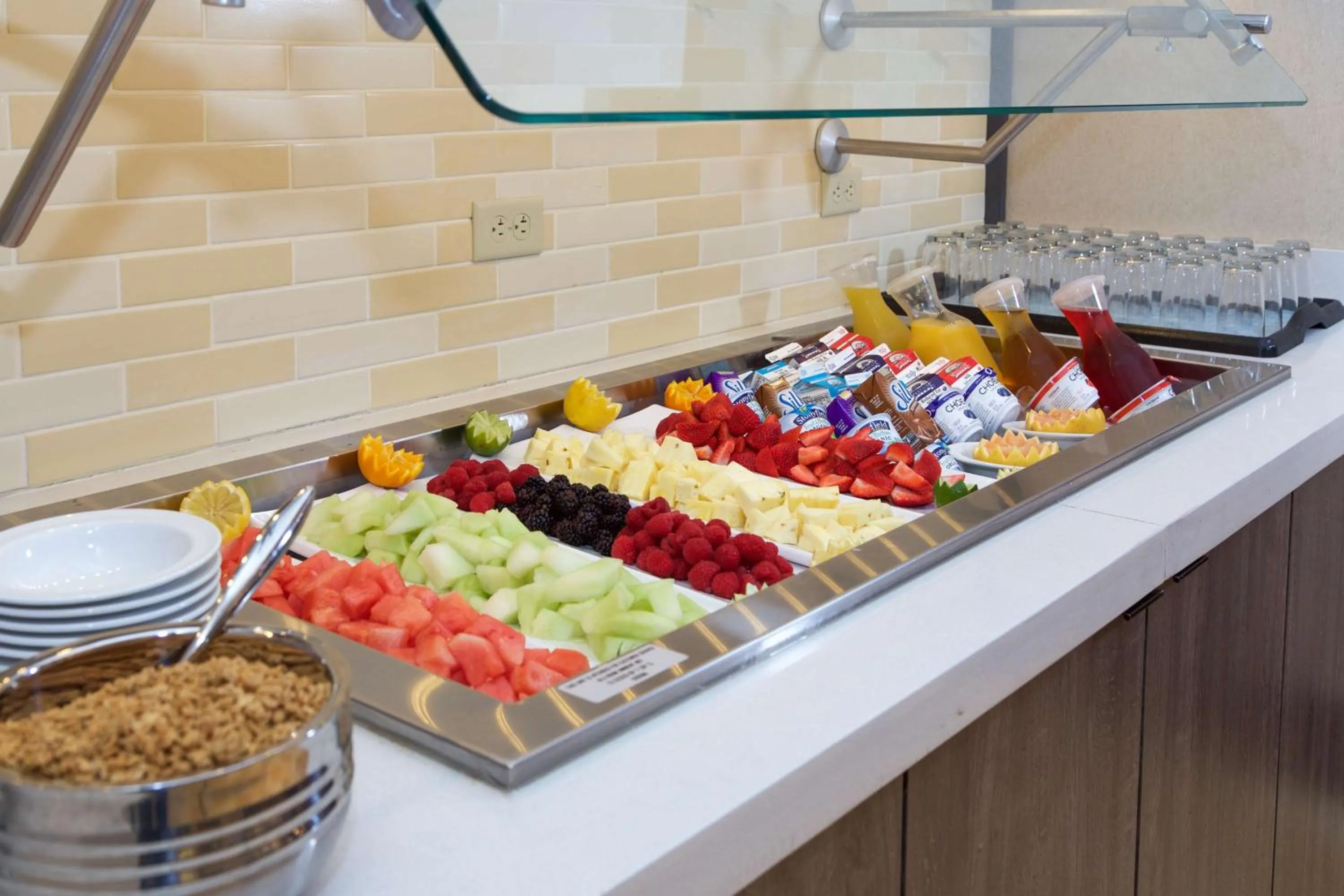 Dining area in Hilton Garden Inn Burlington Downtown