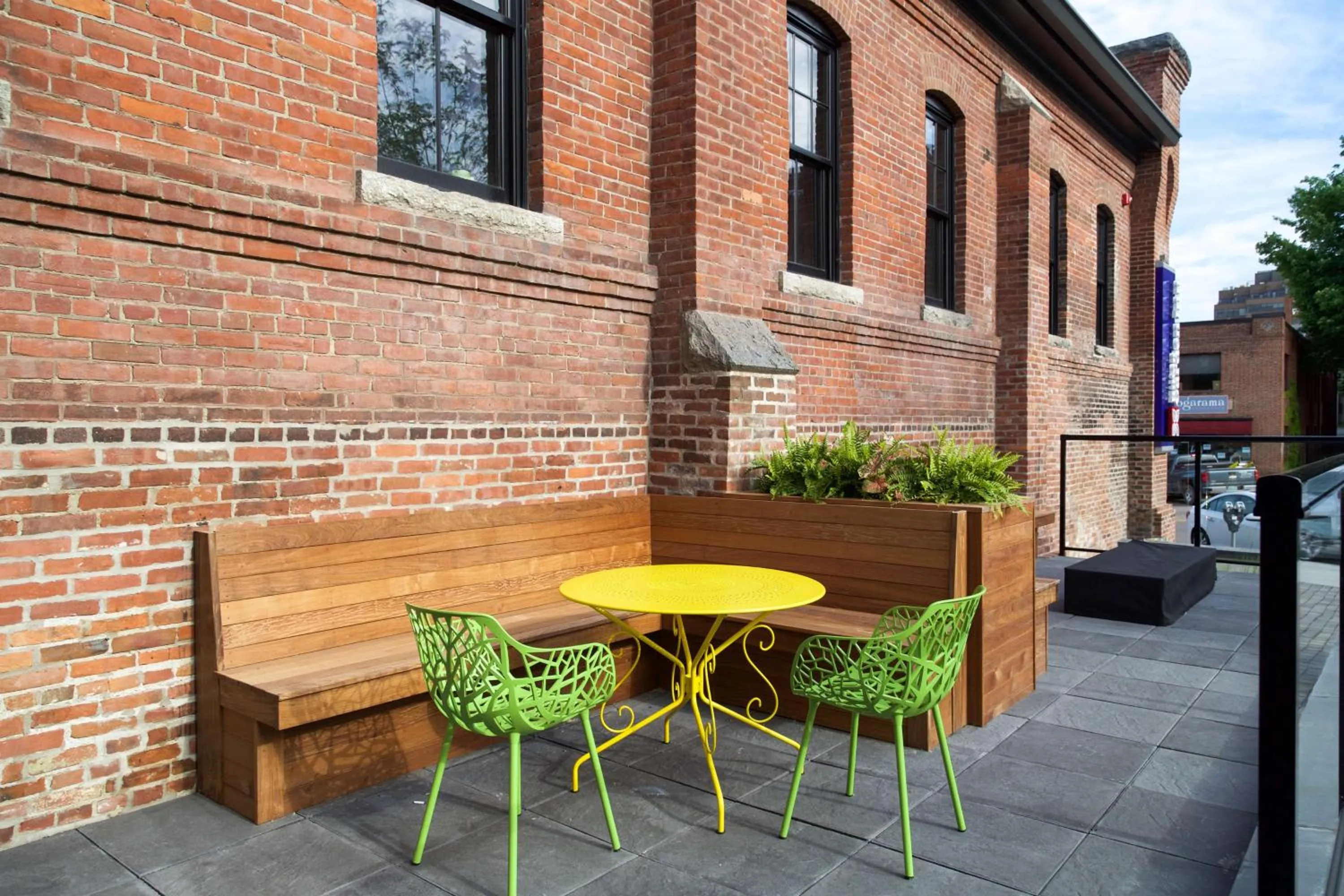 Patio in Hilton Garden Inn Burlington Downtown