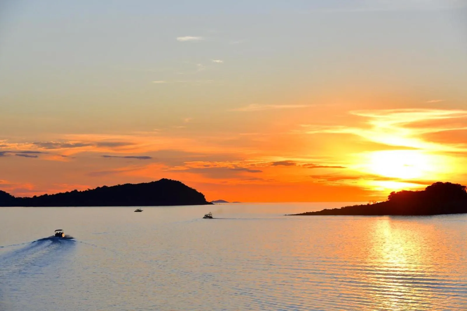 Sunset in Lake Safari Lodge