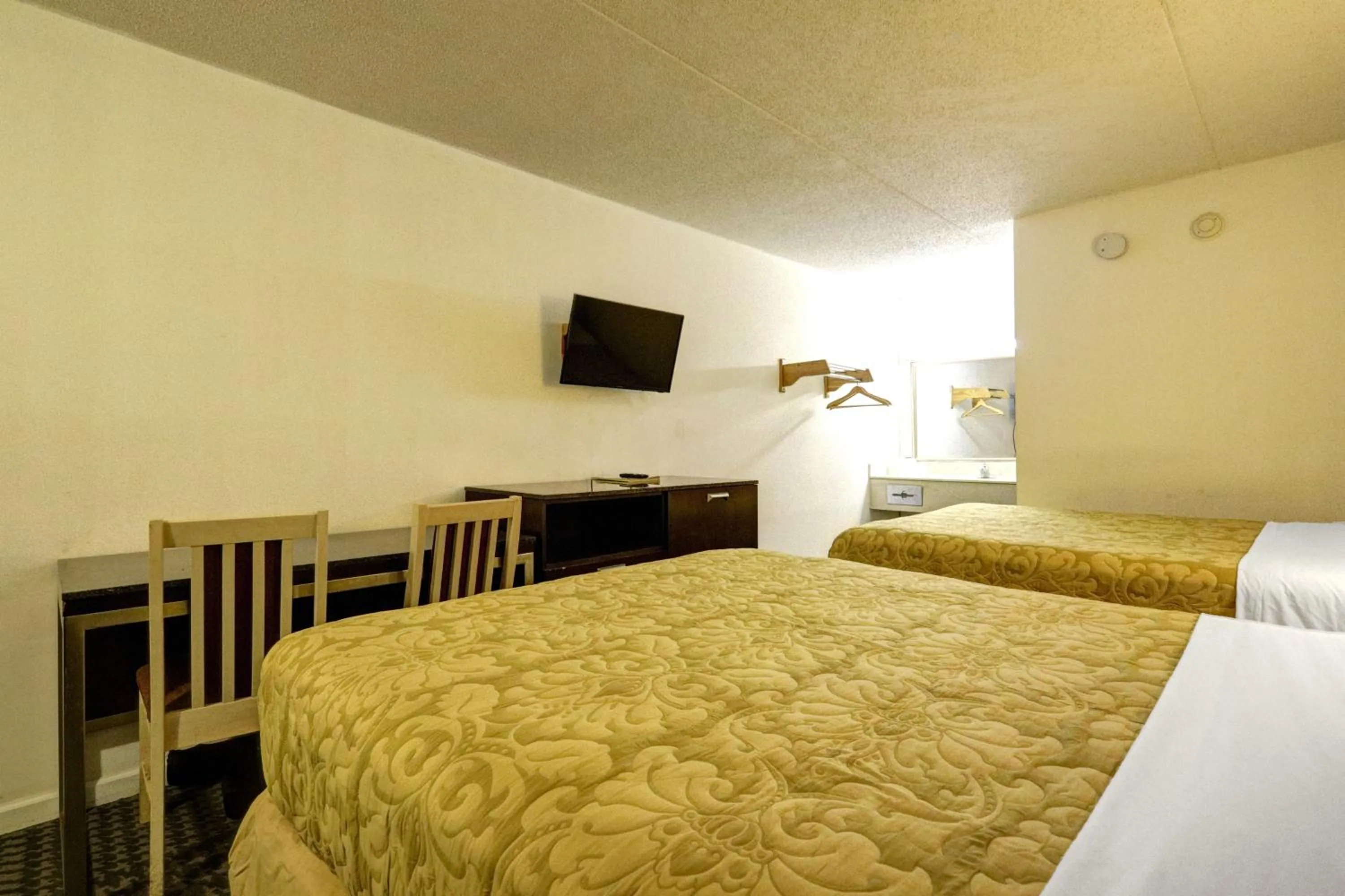 Bedroom, Bed in Brookville Inn By OYO Near Dayton International Airport