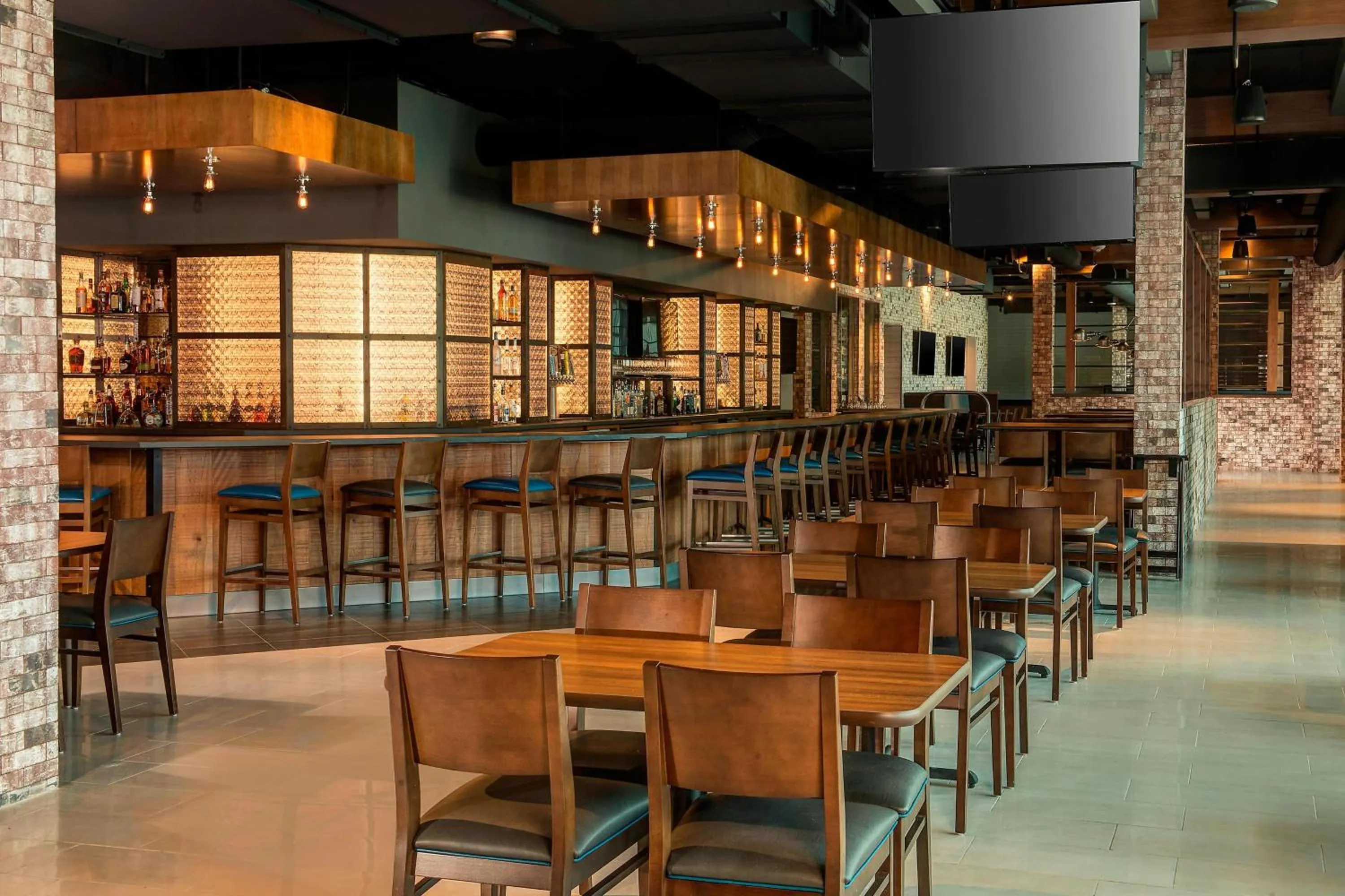 Lounge or bar in Sheraton Mesa Hotel at Wrigleyville West