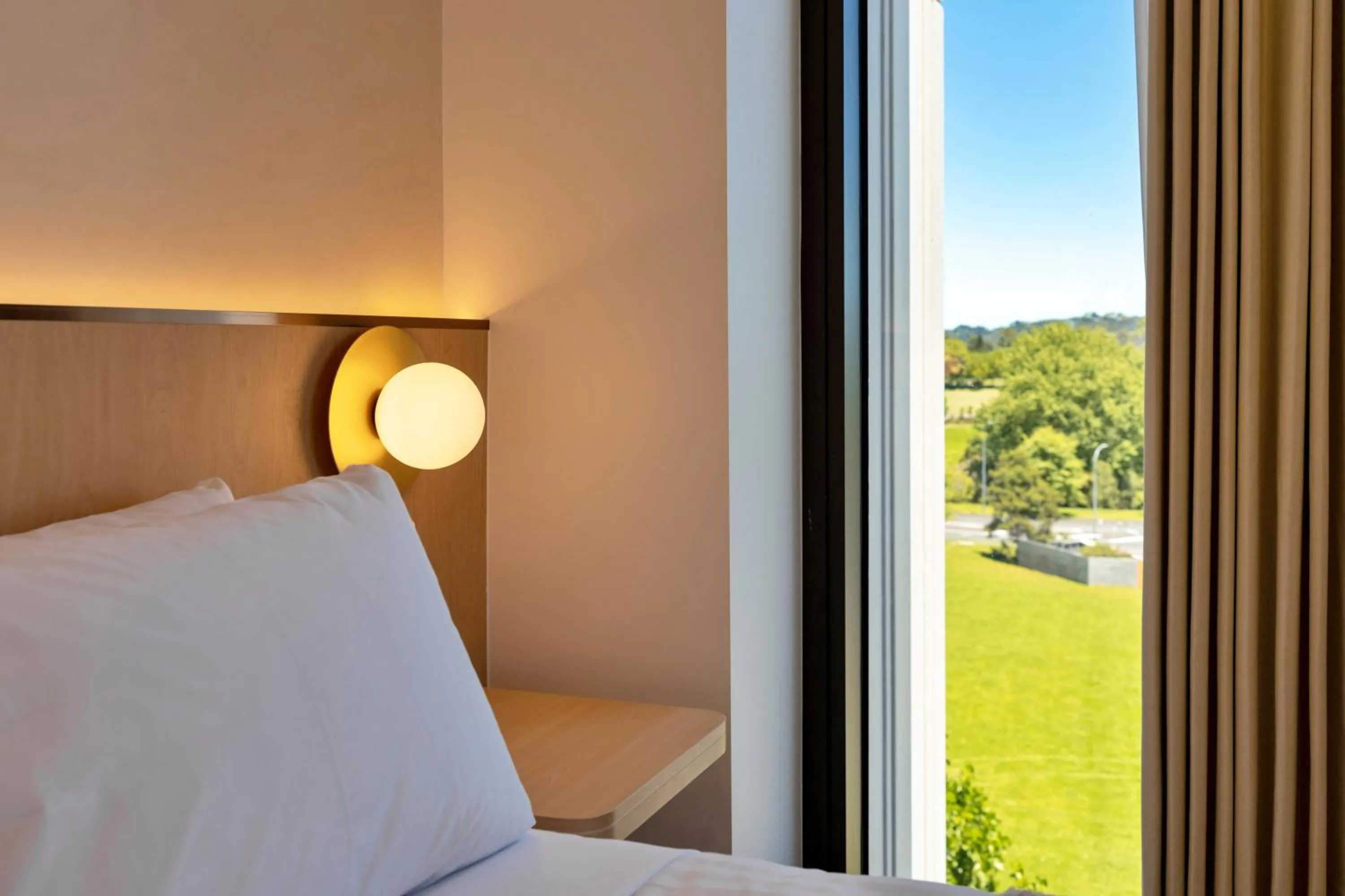 Bedroom, Bed in Maxim Hotel - Auckland