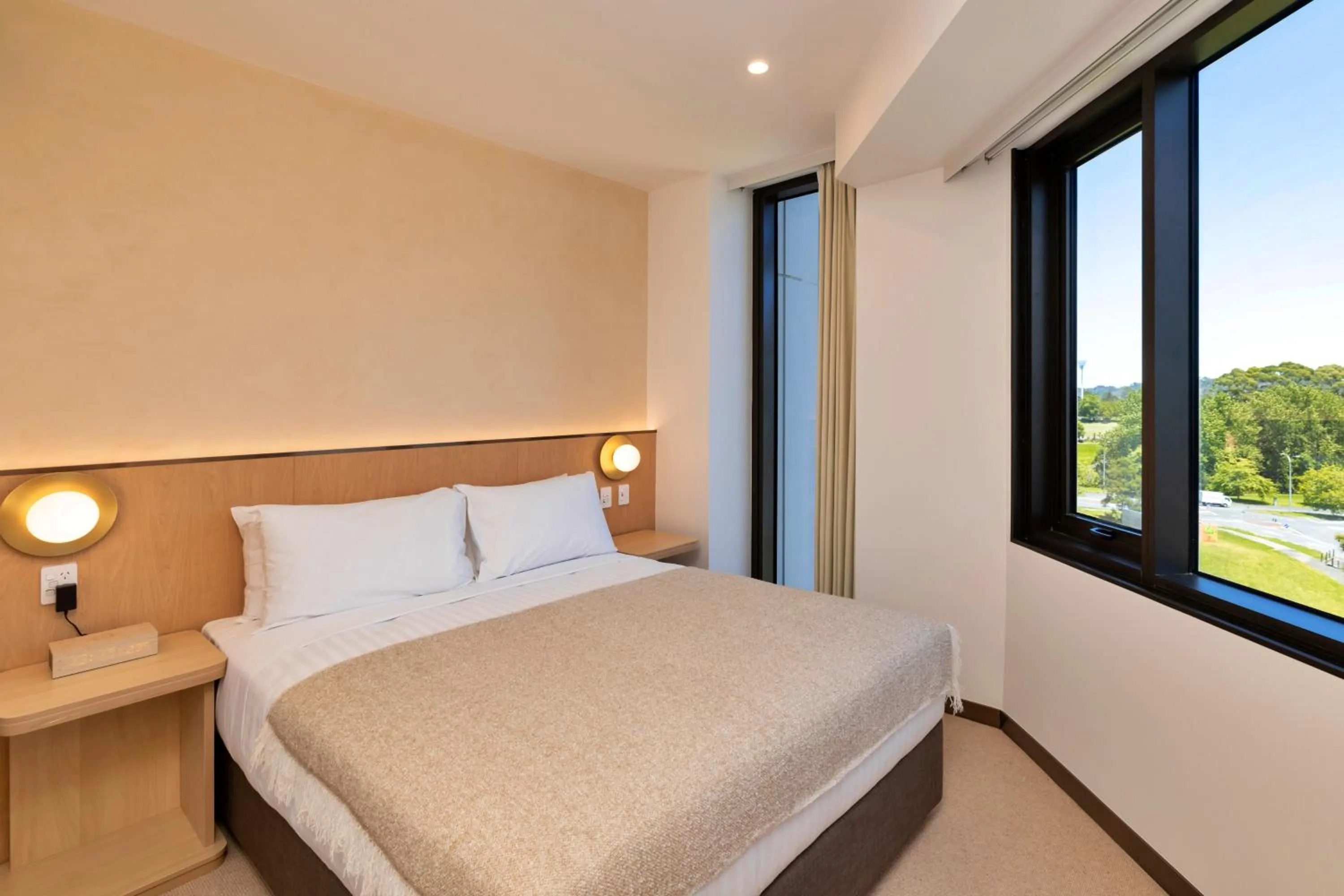 Bedroom, Bed in Maxim Hotel - Auckland