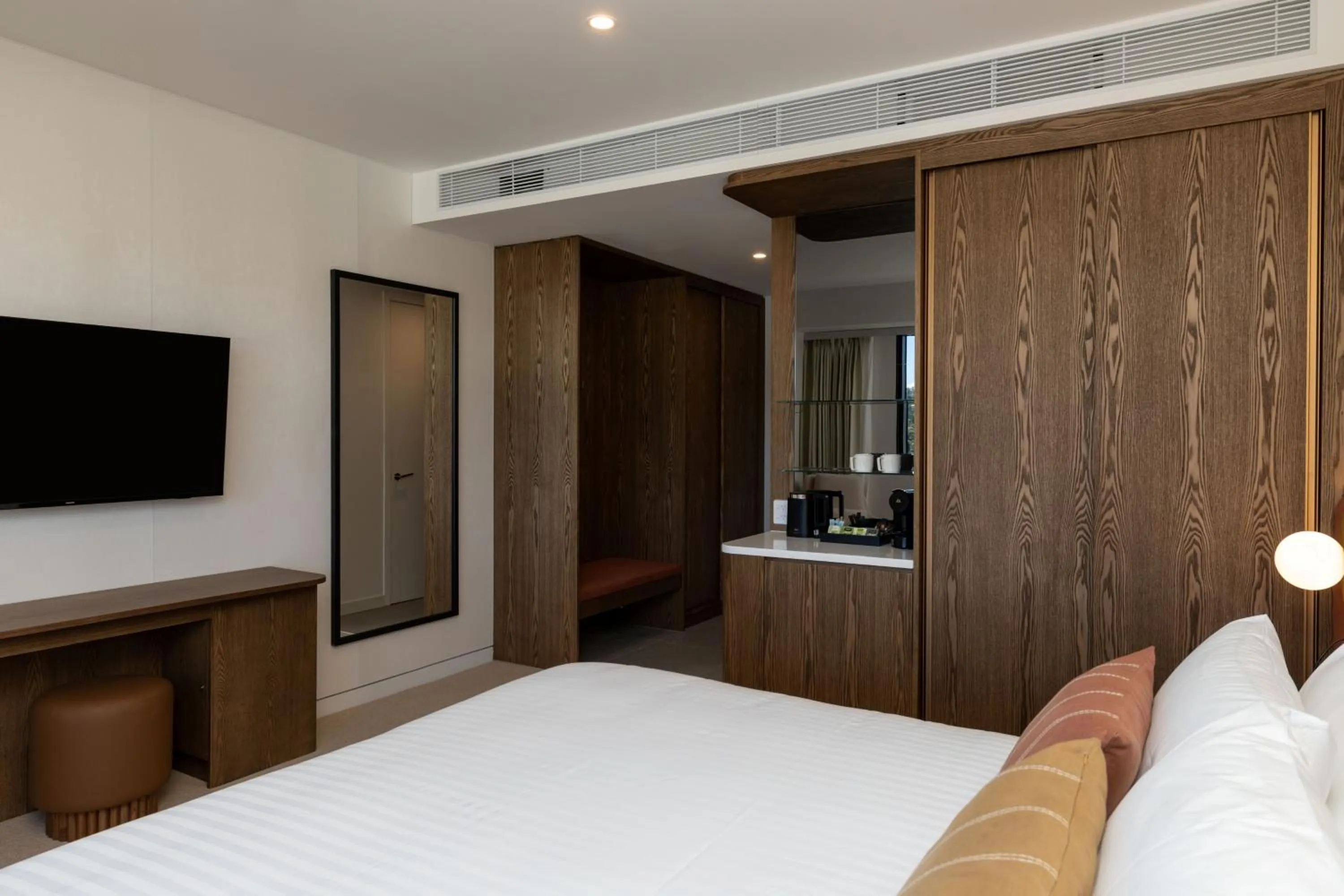 TV and multimedia, Bed in Maxim Hotel - Auckland