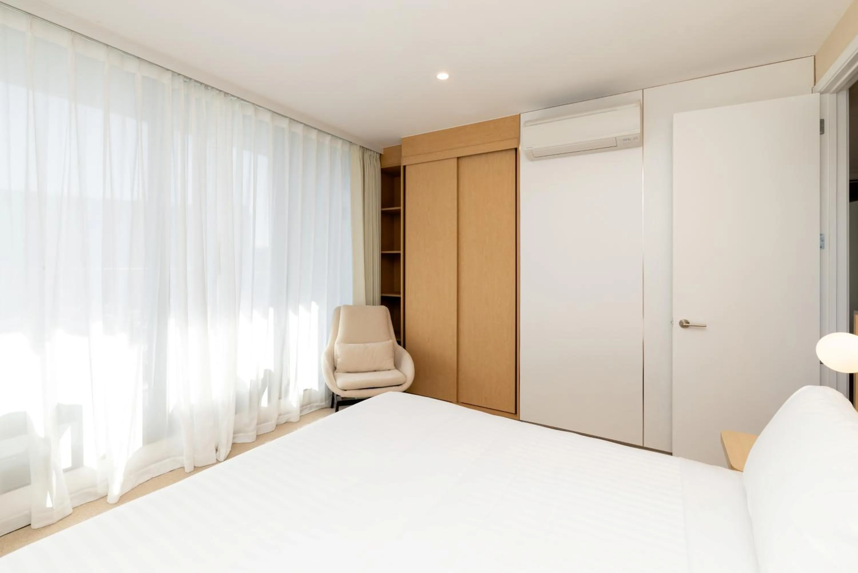 room service, Bed in Maxim Hotel - Auckland