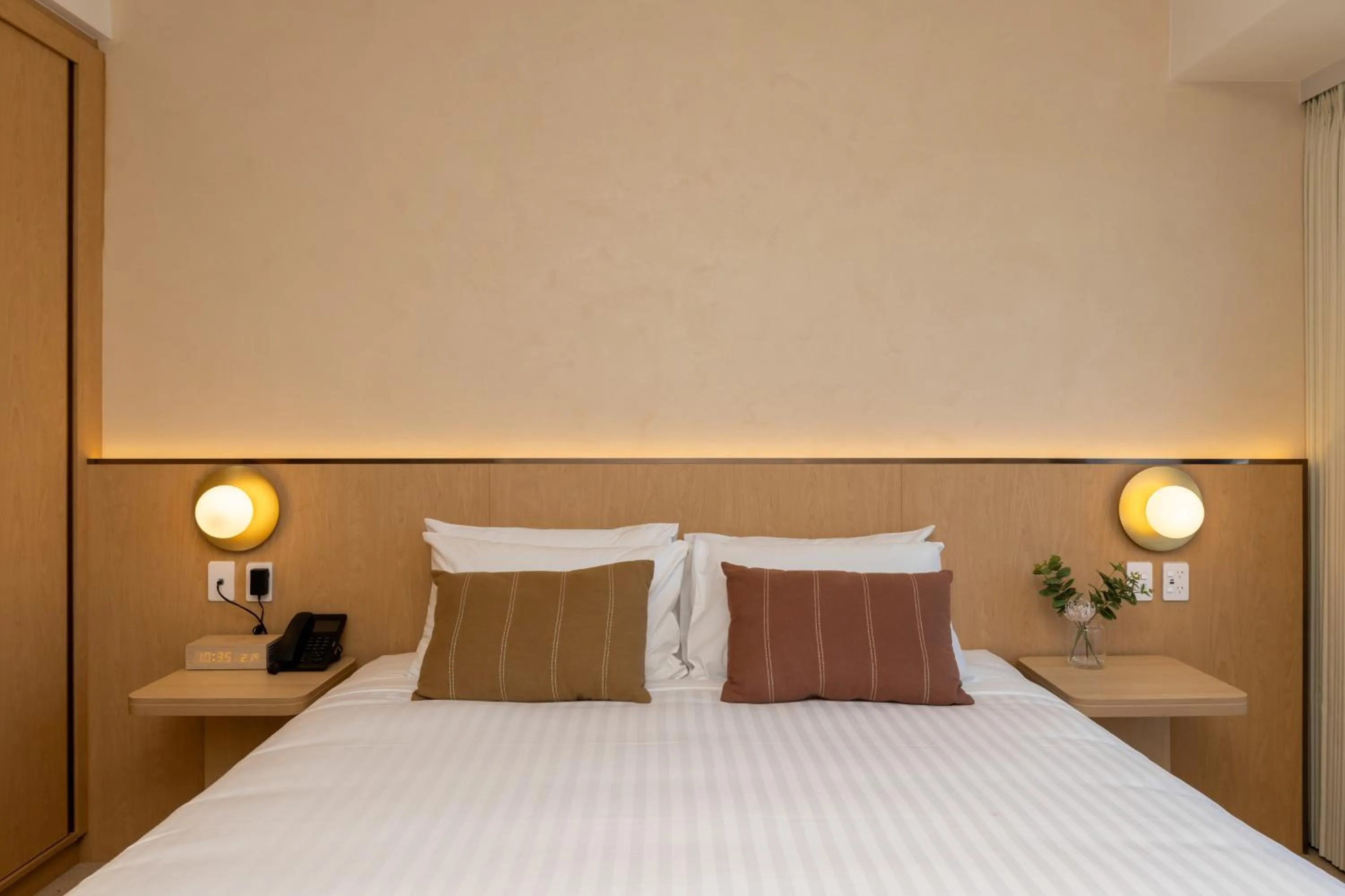 Bed in Maxim Hotel - Auckland