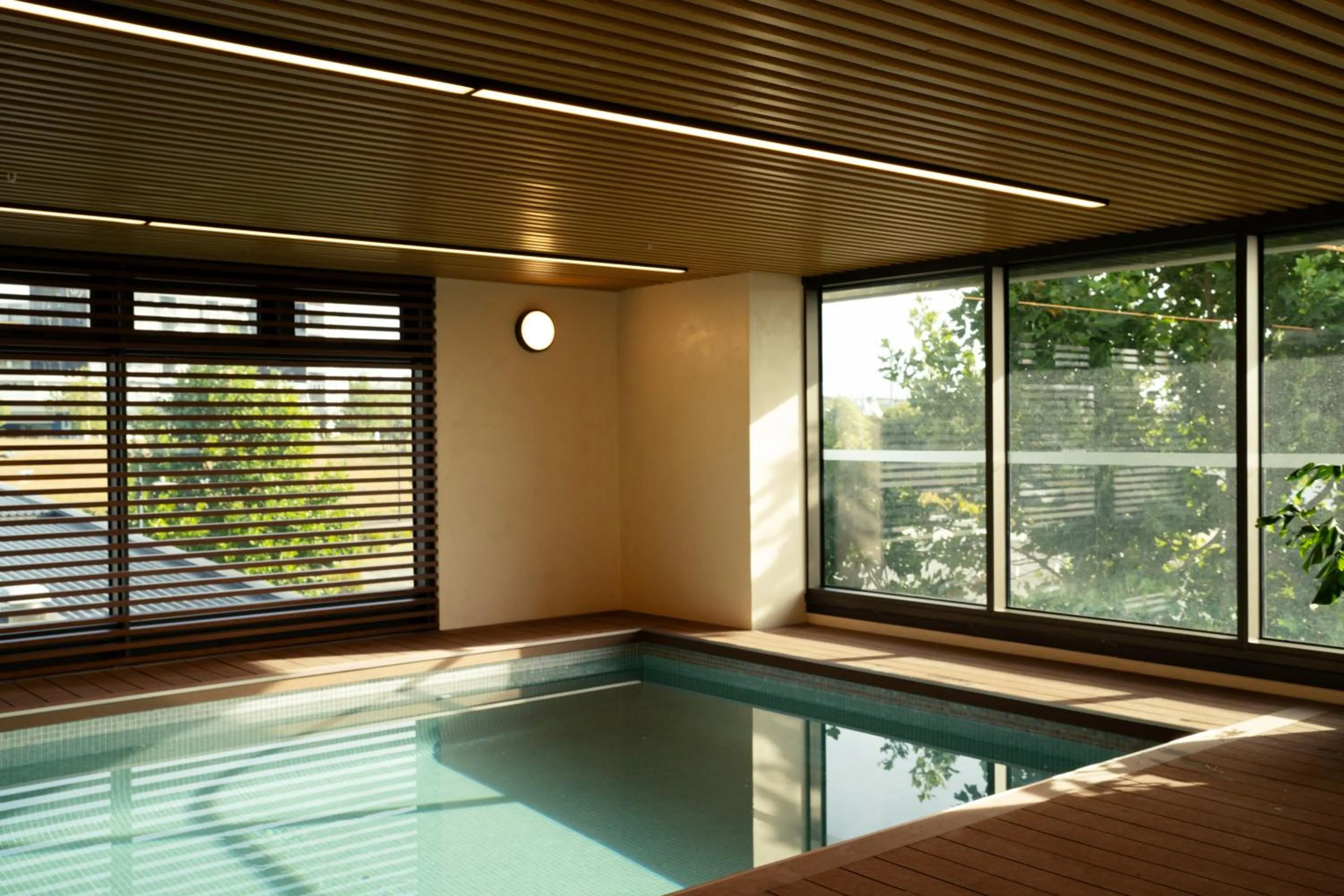 Swimming pool in Maxim Hotel - Auckland