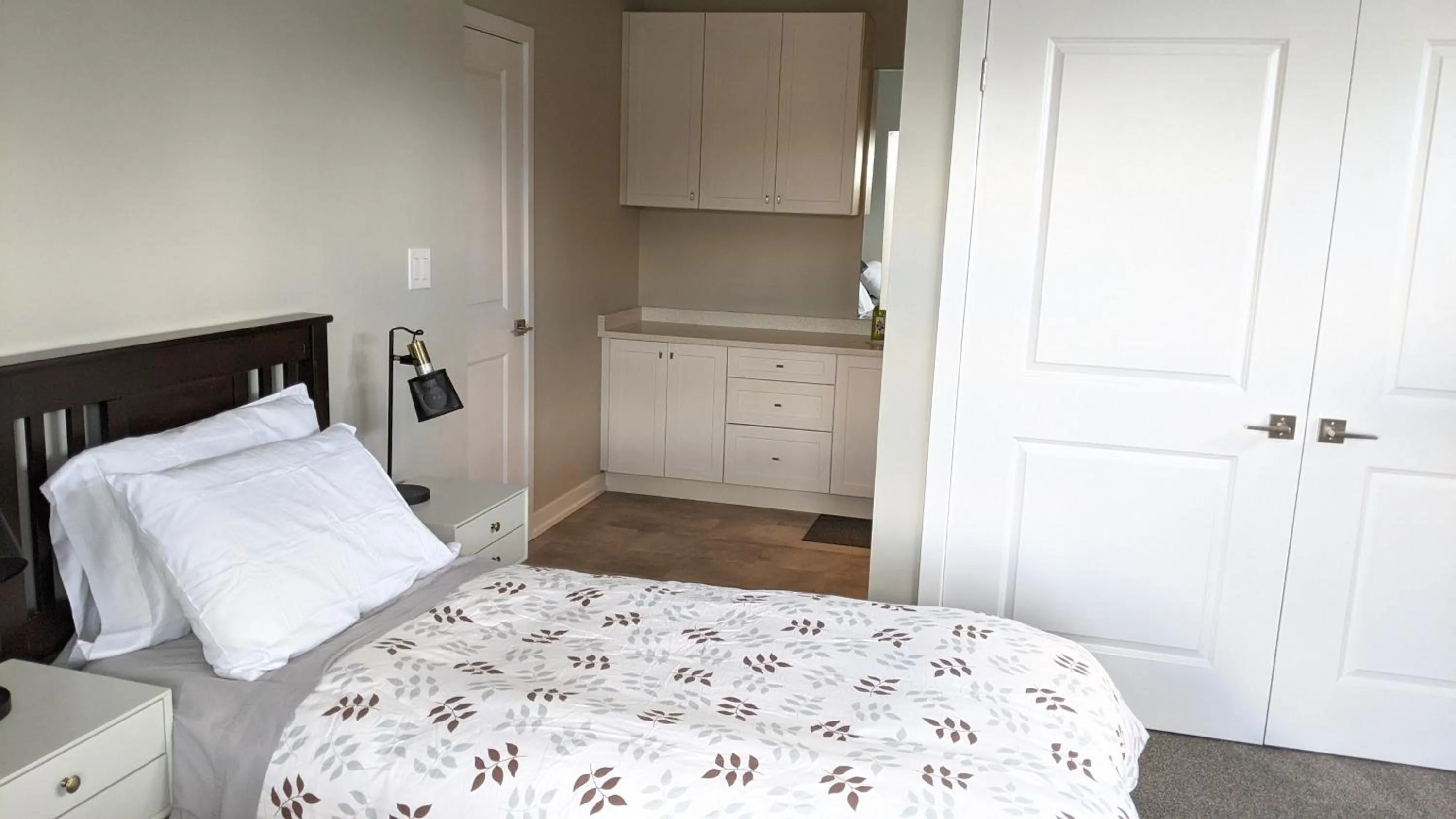 Kitchen or kitchenette, Bed in Boardwalk Homes - Executive Townhomes