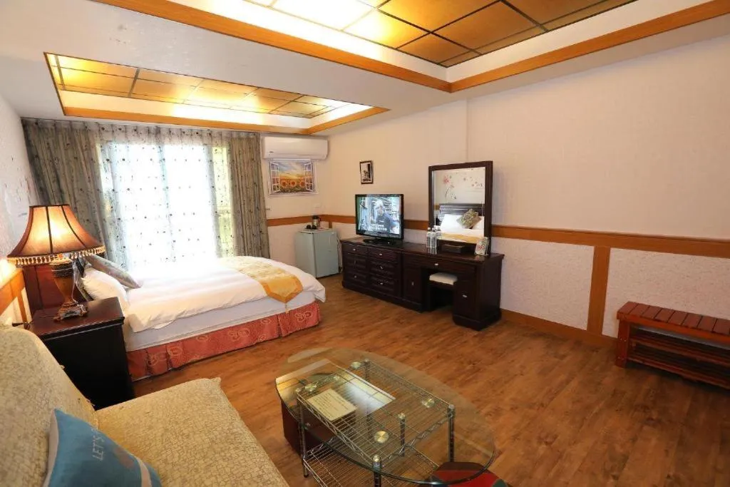 Bed in First Place B&B (Hualien Railway Station)