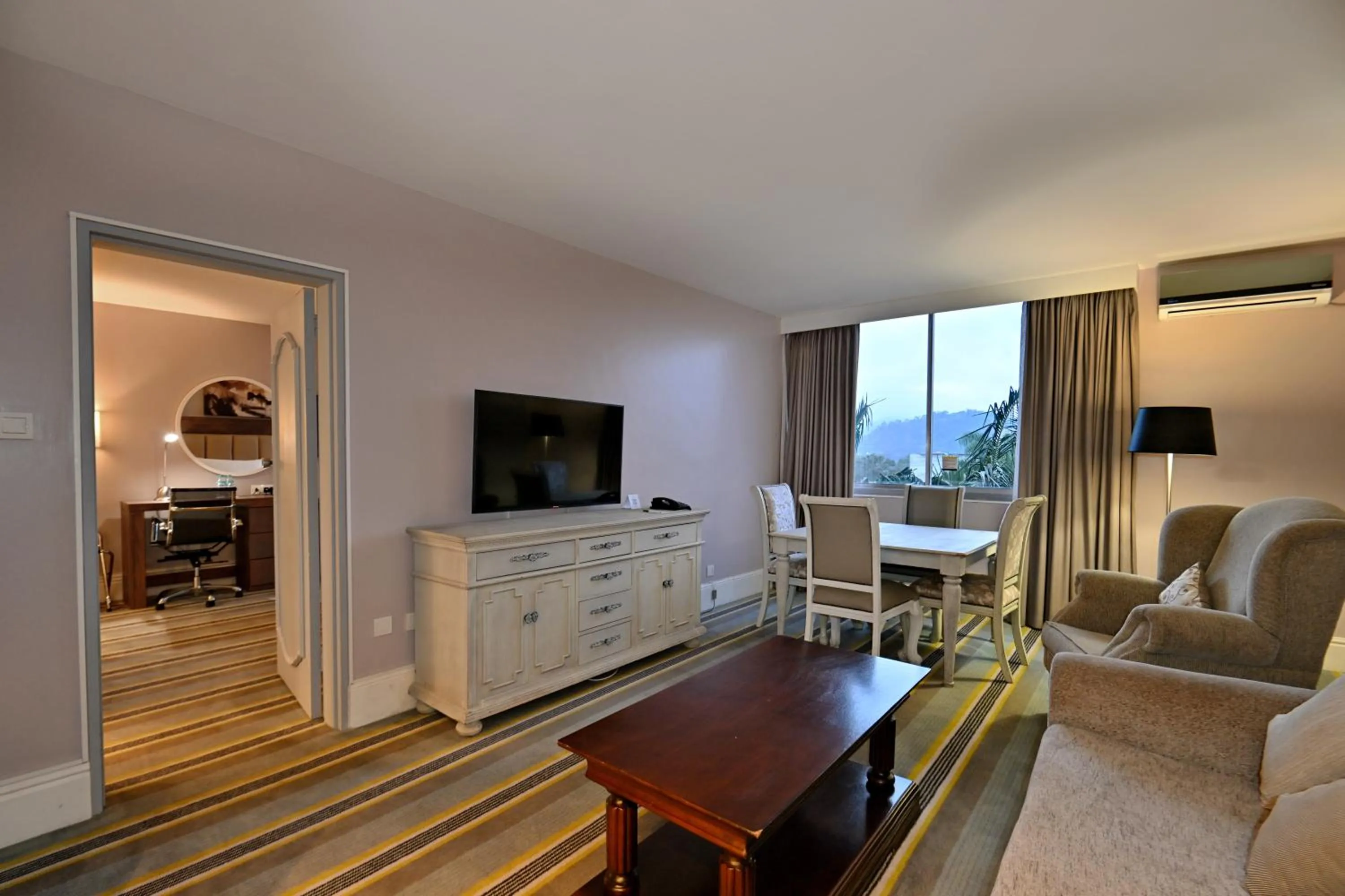 TV and multimedia in Holiday Inn - Mutare by IHG