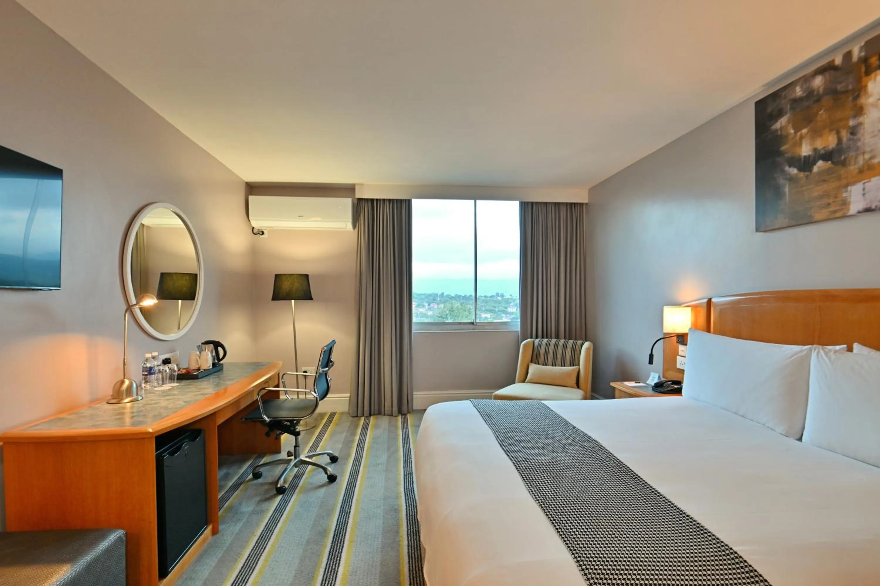 TV and multimedia, Bed in Holiday Inn - Mutare by IHG