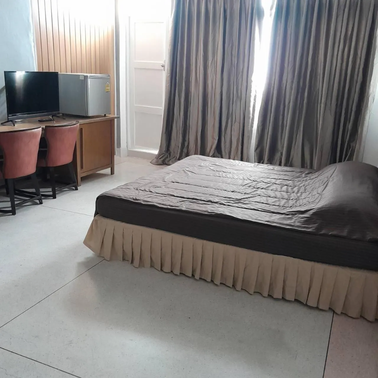 Photo of the whole room, Bed in Ther Bangkoknoi Hotel