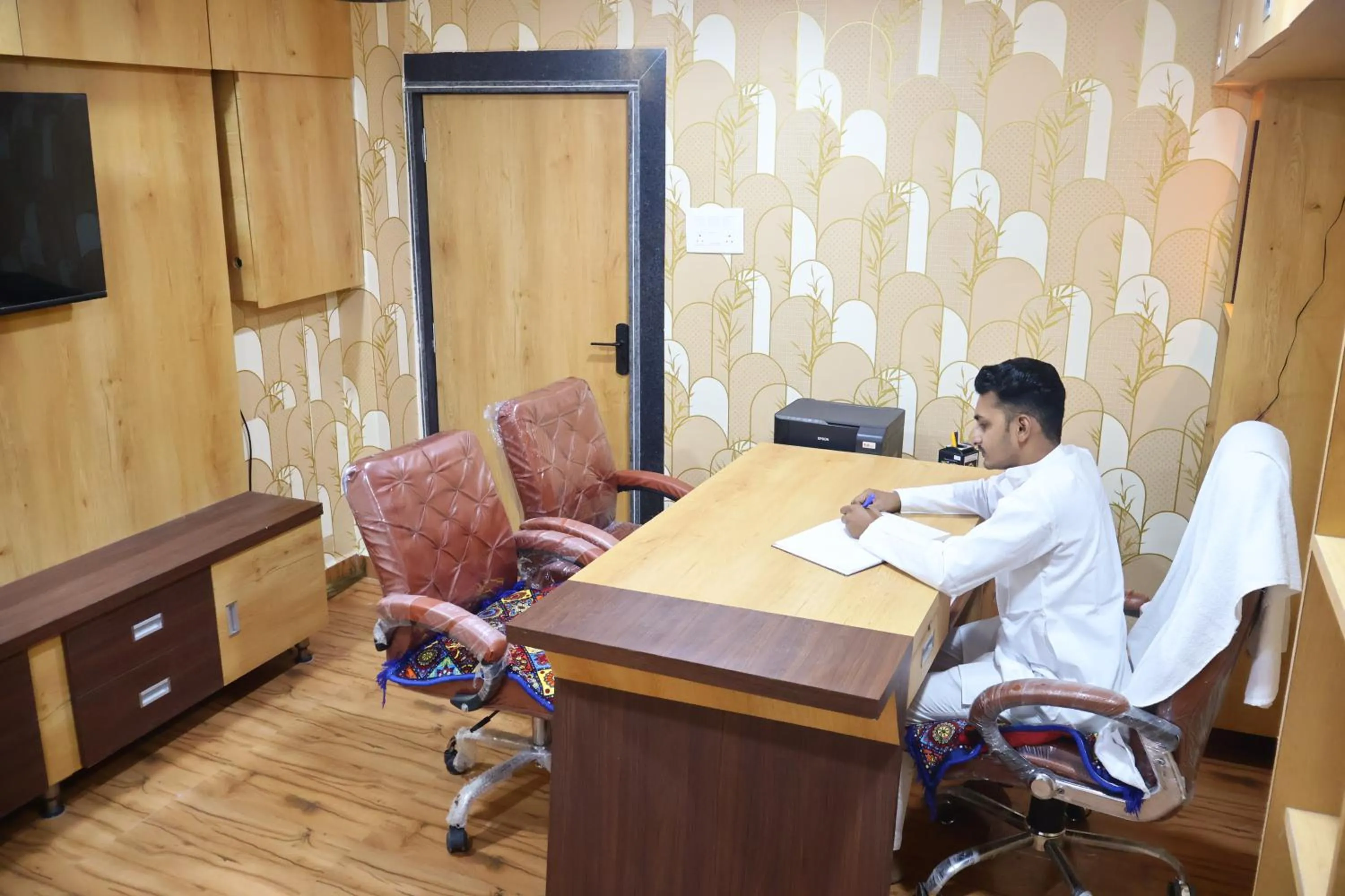 Communal lounge/ TV room in The Rajputana Palace