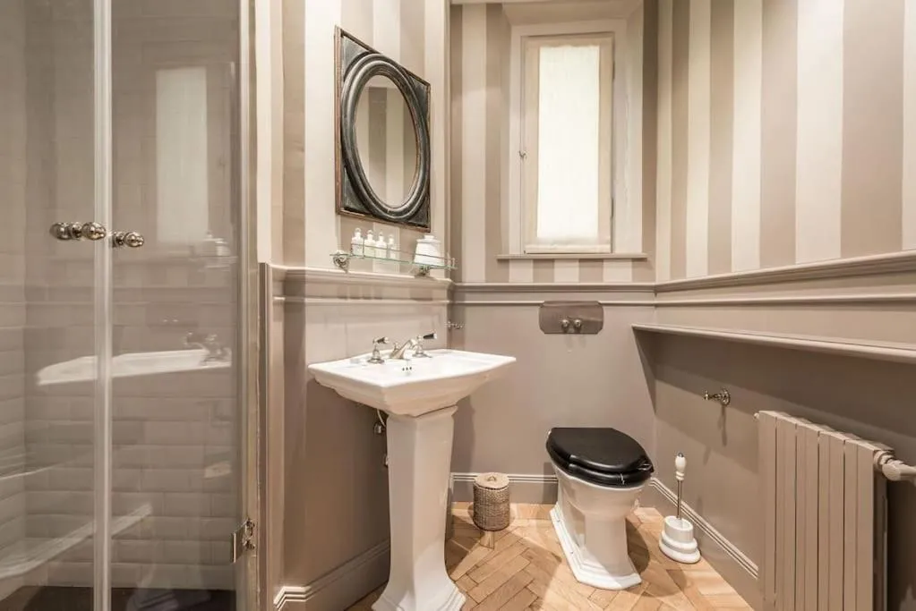 Shower in Luxury River View