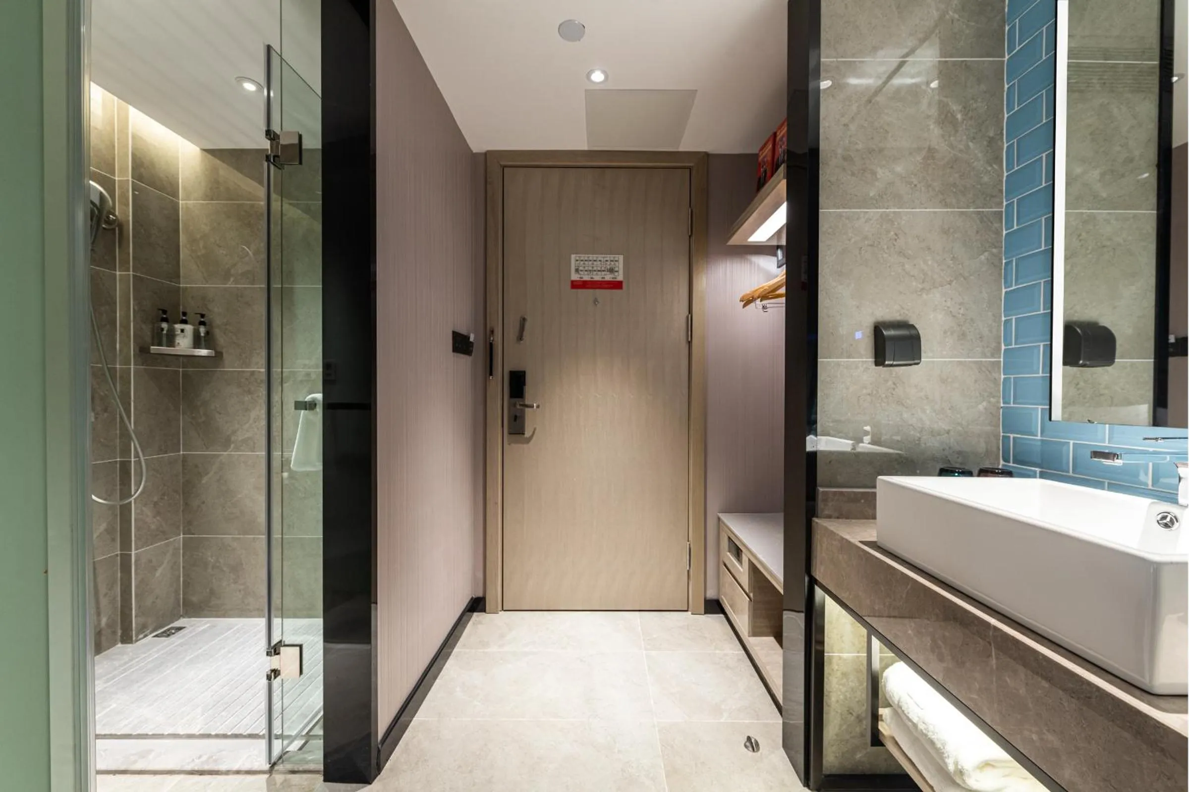 Shower in Echarm Hotel Yangshuo West Stree 宜尚酒店 阳朔西街店