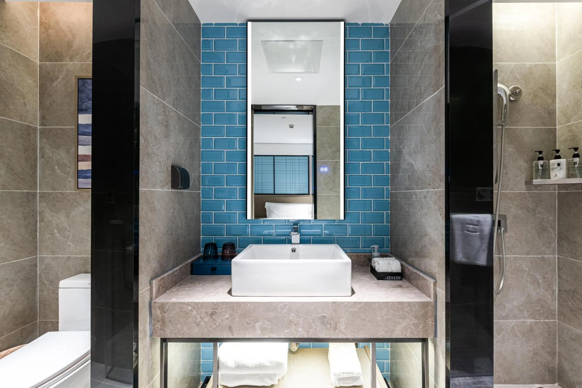 Shower in Echarm Hotel Yangshuo West Stree 宜尚酒店 阳朔西街店