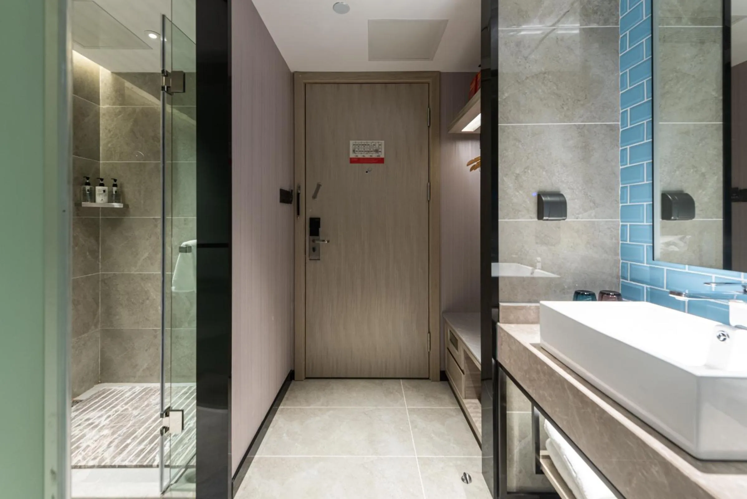 Shower in Echarm Hotel Yangshuo West Stree 宜尚酒店 阳朔西街店