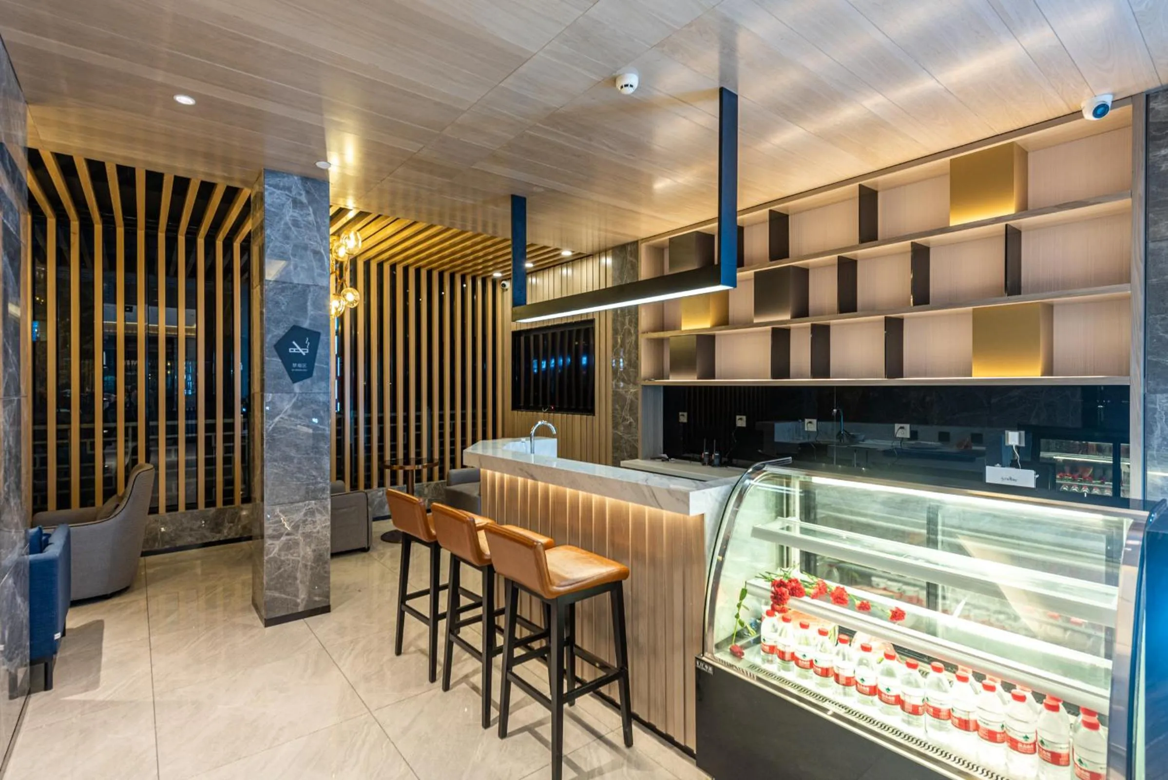 Communal lounge/ TV room in Echarm Hotel Yangshuo West Stree 宜尚酒店 阳朔西街店