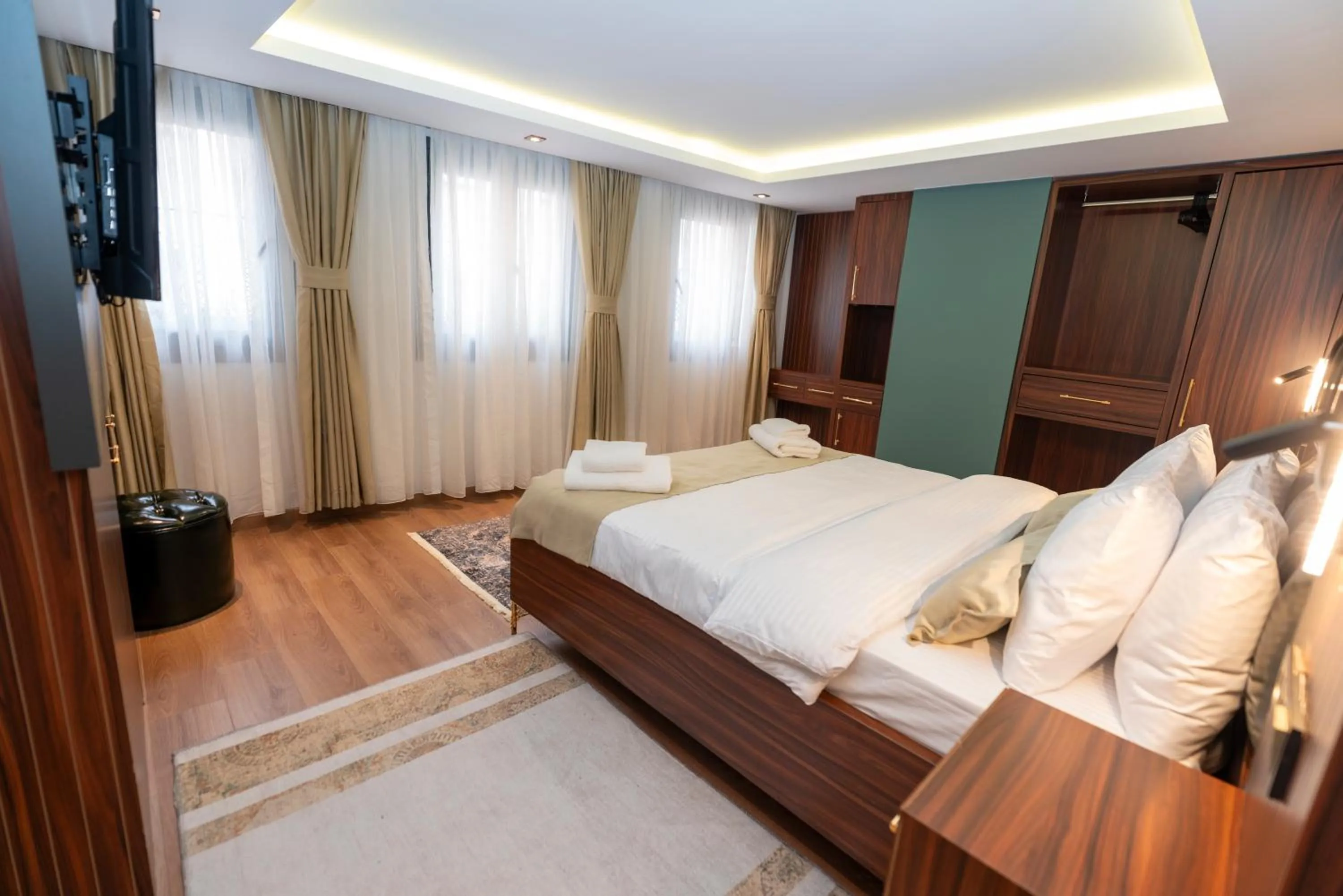 Bed in THE MUA LUXURY HOMEs