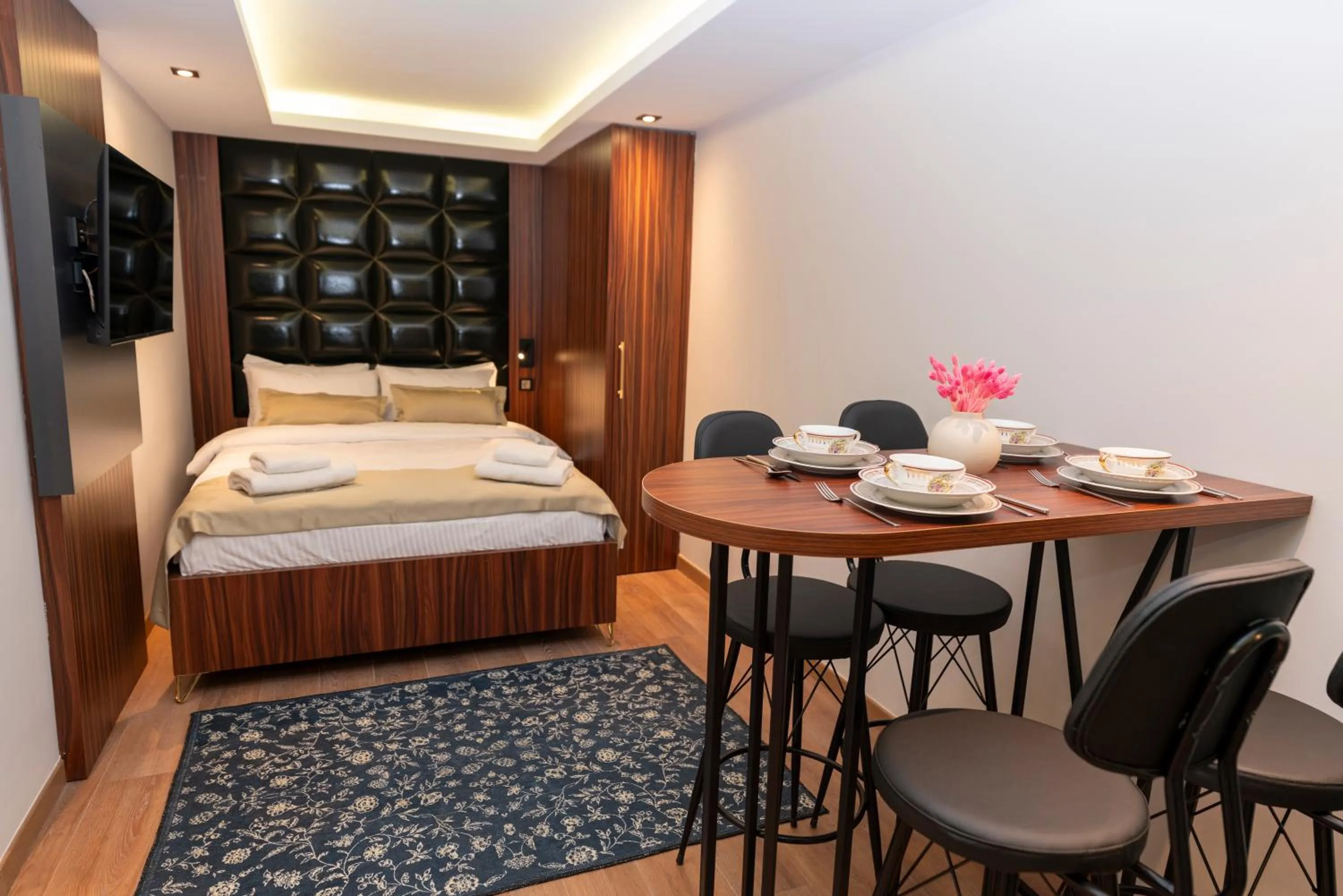 Dining area, Bed in THE MUA LUXURY HOMEs