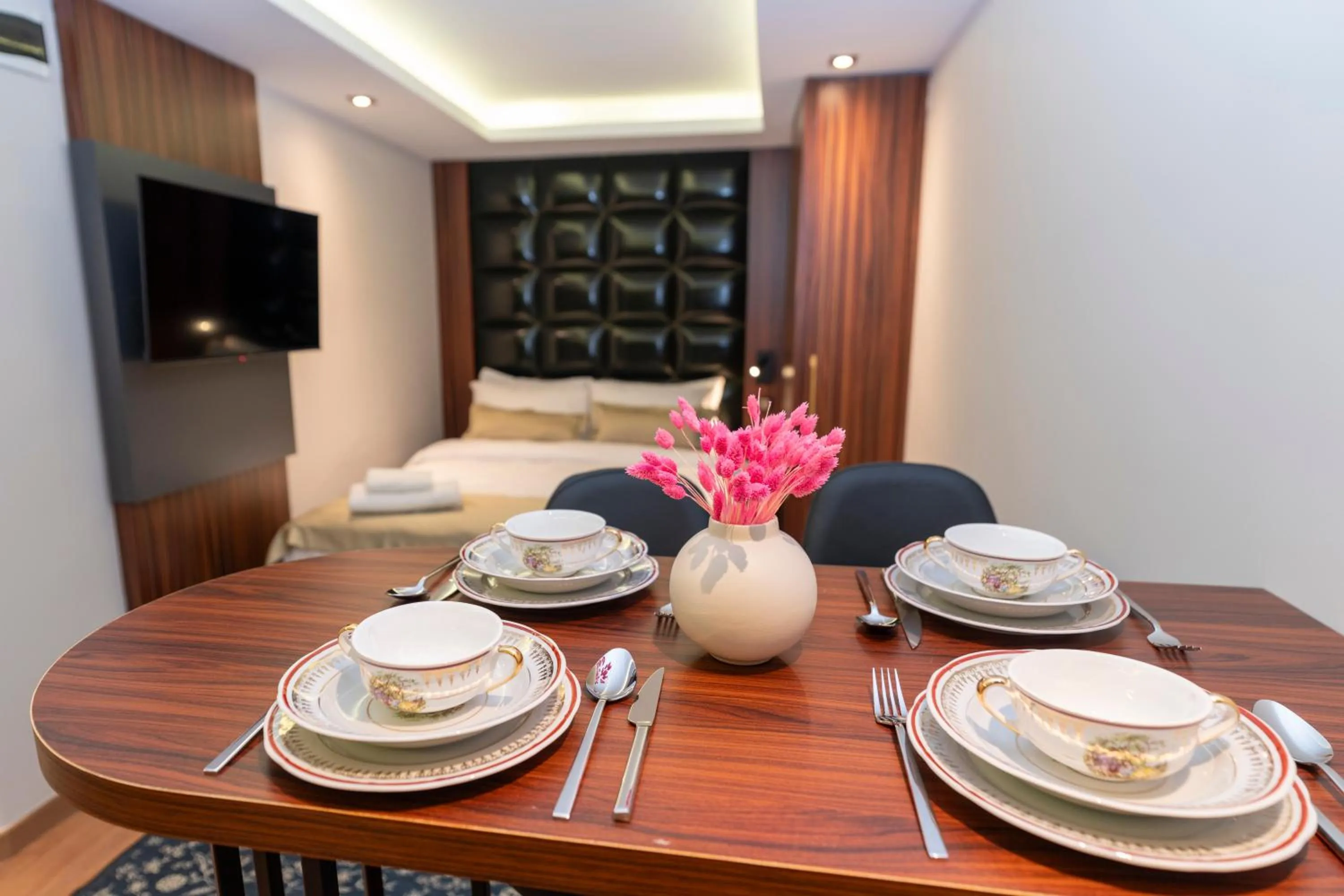 Bed in THE MUA LUXURY HOMEs